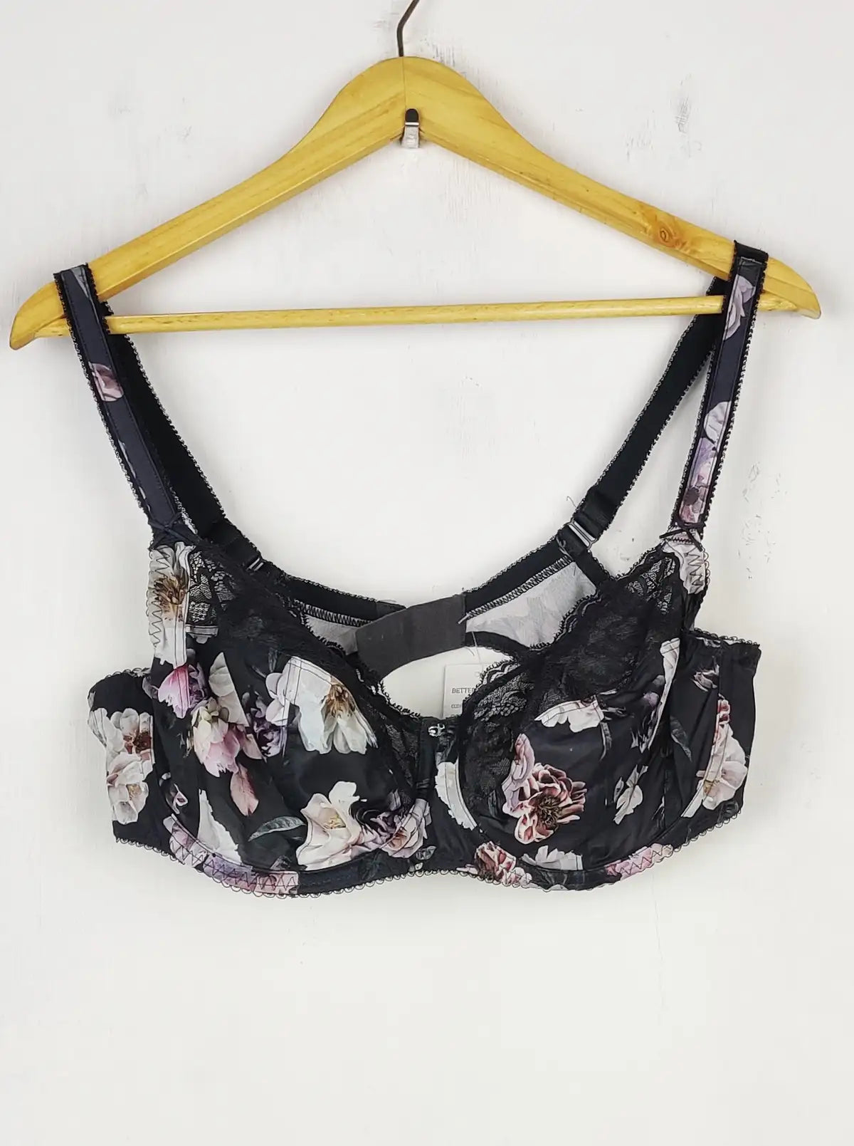 Buy online pre-used pre-loved 100% authentic & Original branded Fantasti , Uk 38Dd (BU-667) available in Pakistan. Top international brands avilable.