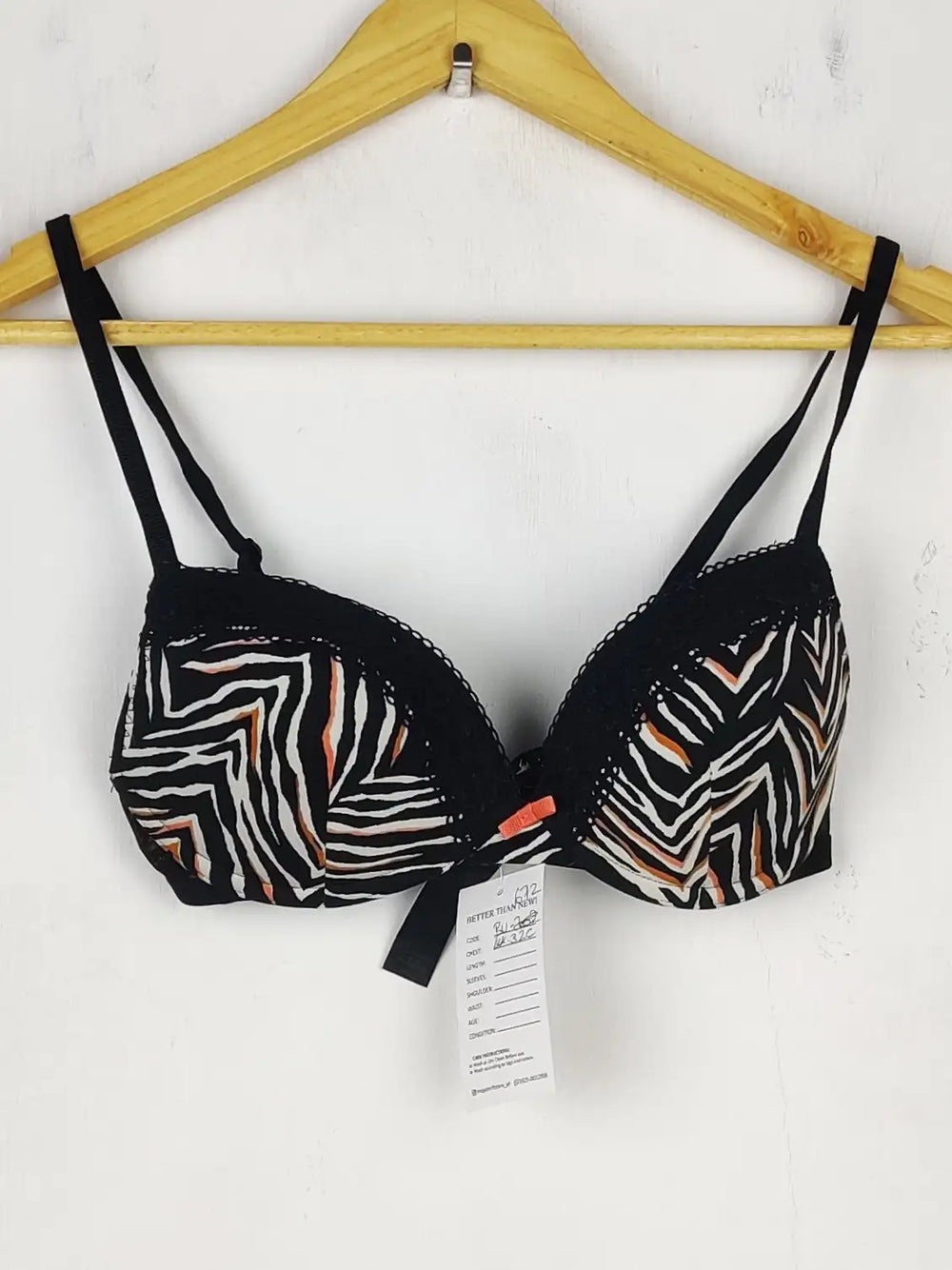 Buy online pre-used pre-loved 100% authentic & Original branded Marks & Spencer, Uk 32C (BU-672) available in Pakistan. Top international brands avilable.