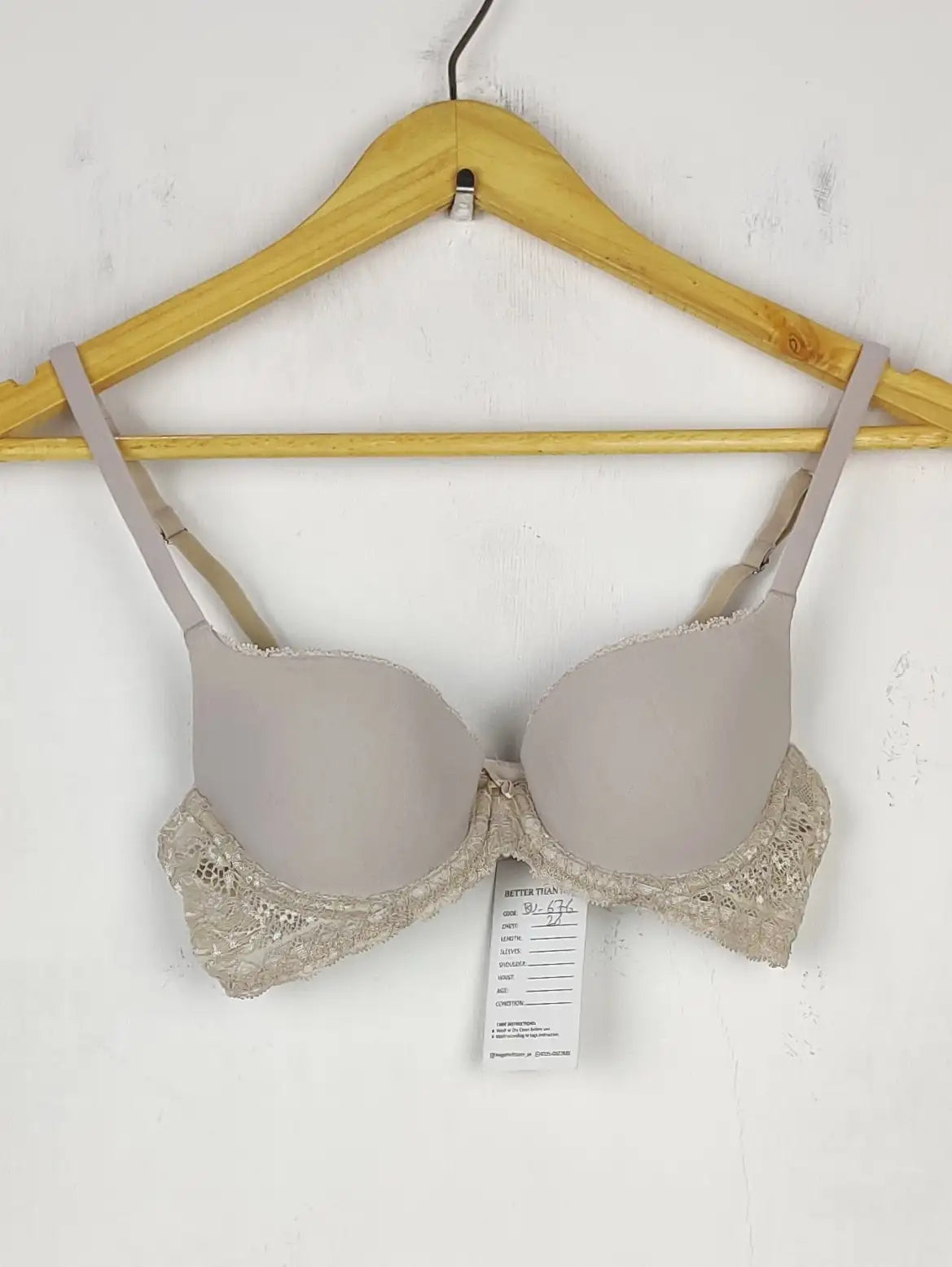 Buy online pre-used pre-loved 100% authentic & Original branded Unknown Brand (BU-676) available in Pakistan. Top international brands avilable.