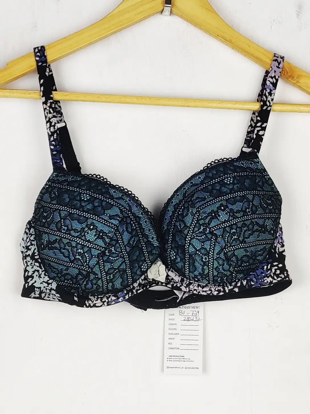 Buy online pre-used pre-loved 100% authentic & Original branded Unknown Brand (BU-729) available in Pakistan. Top international brands avilable.