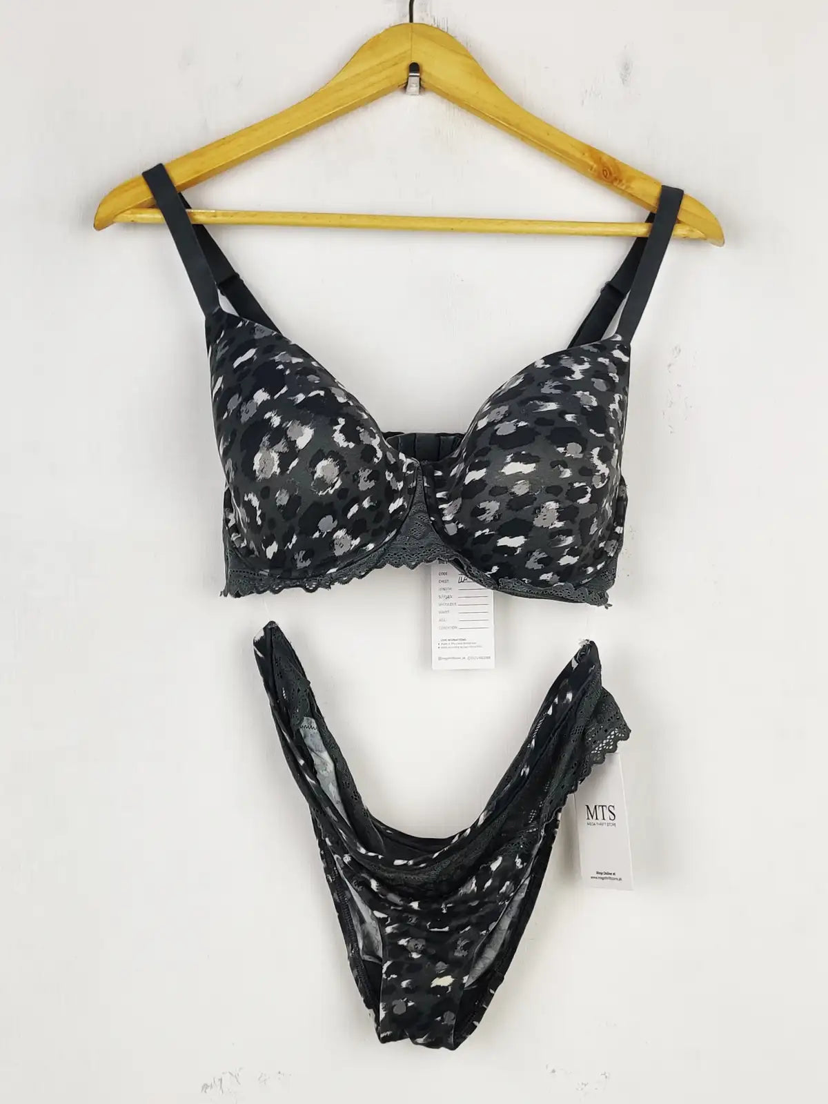 Buy online pre-used pre-loved 100% authentic & Original branded Marks & Spencer, Uk 36D (BU-892) available in Pakistan. Top international brands avilable.