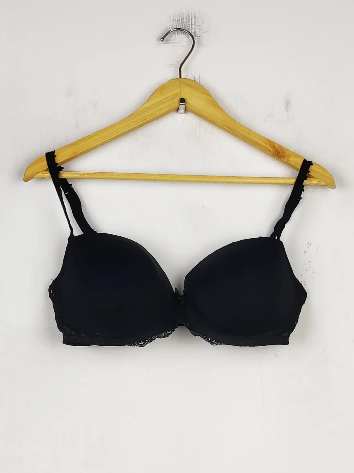 Buy online pre-used pre-loved 100% authentic & Original branded Unknown Brand (BU-926) available in Pakistan. Top international brands avilable.