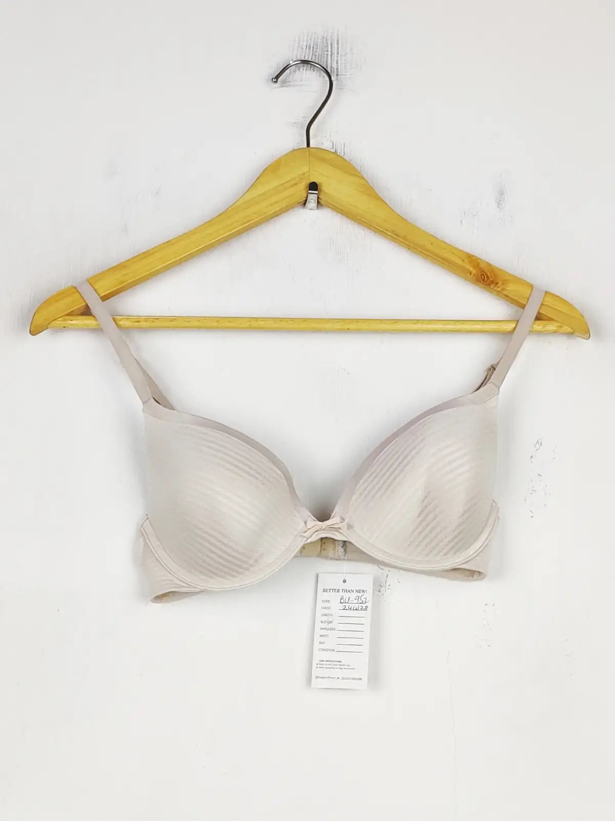 Buy online pre-used pre-loved 100% authentic & Original branded Unknown Brand (BU-952) available in Pakistan. Top international brands avilable.