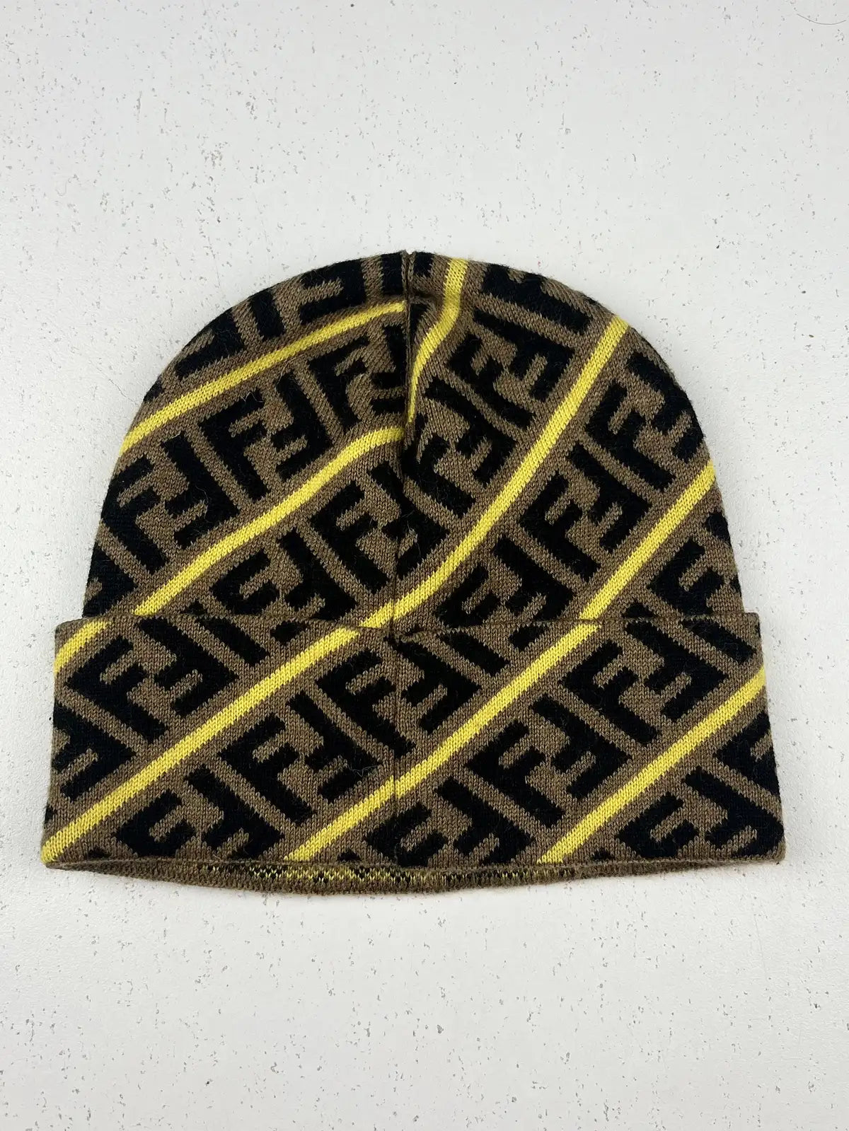 Buy online pre-used pre-loved 100% authentic & Original branded Fendi (C-551) available in Pakistan. Top international brands avilable.