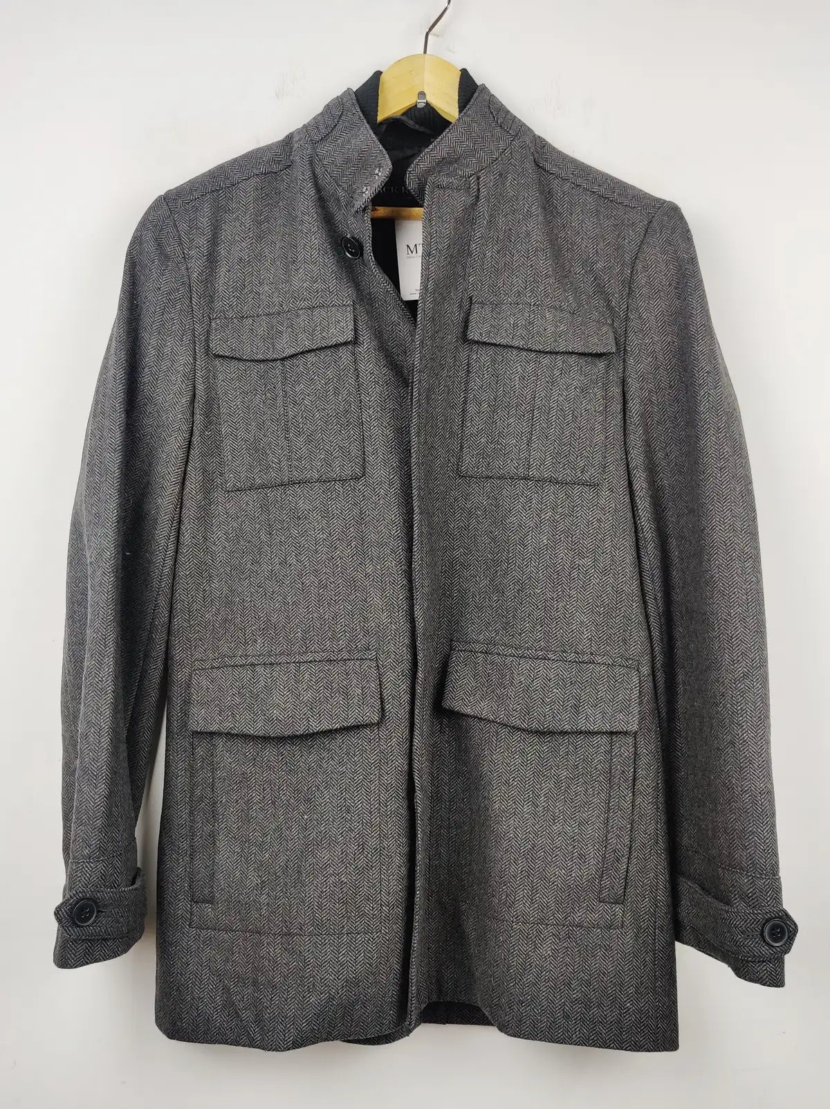 Buy online pre-used pre-loved 100% authentic & Original branded Jack Reid (CB-121) available in Pakistan. Top international brands avilable.