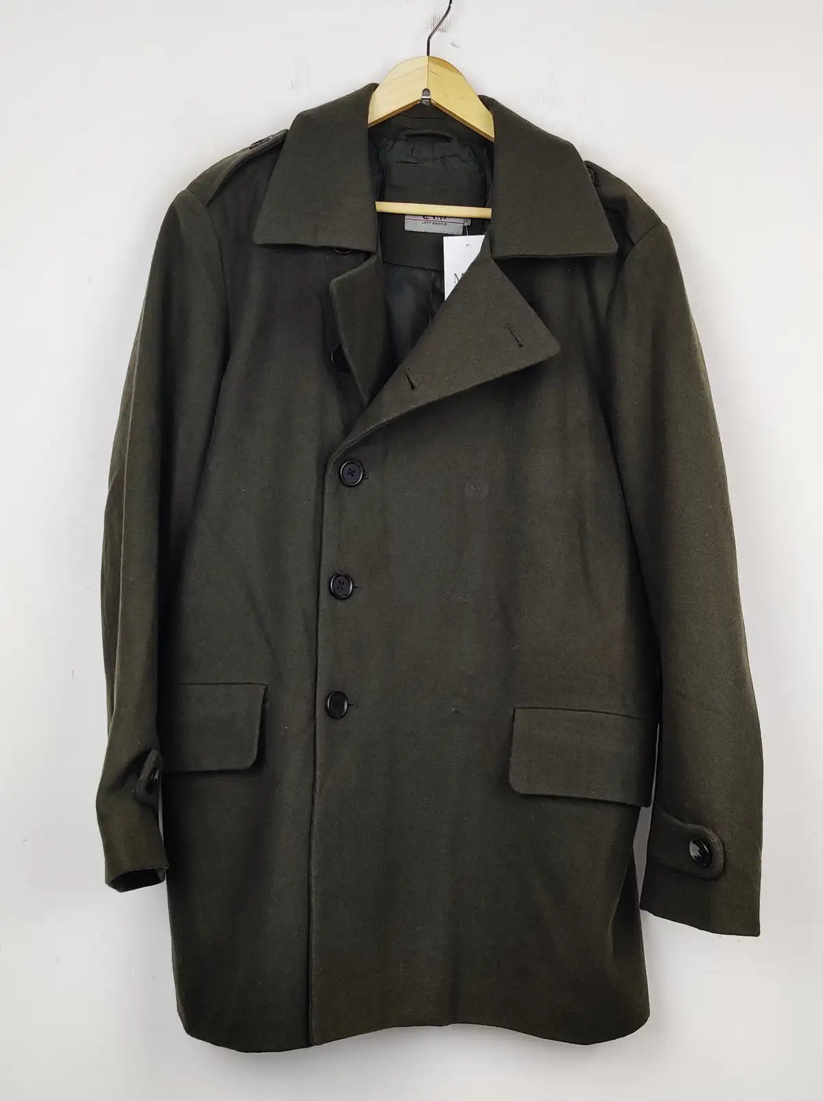 Buy online pre-used pre-loved 100% authentic & Original branded Jeff Banks (CB-381) available in Pakistan. Top international brands avilable.