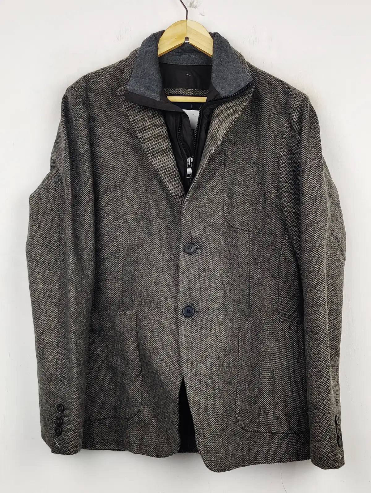 Buy online pre-used pre-loved 100% authentic & Original branded Tommy Hilfiger (CB-394) available in Pakistan. Top international brands avilable.