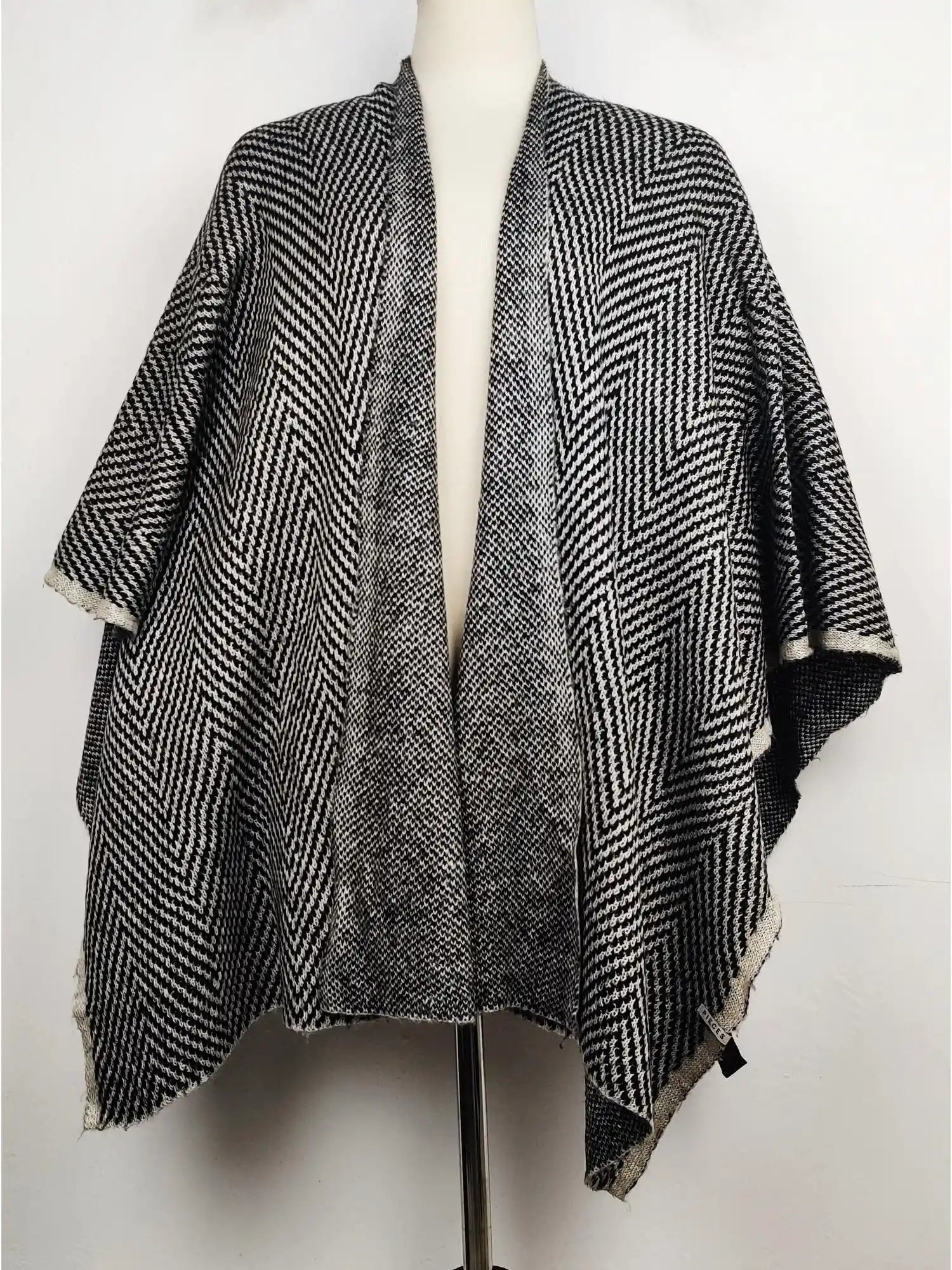 Buy online pre-used pre-loved 100% authentic & Original branded Pieces (CS-1015) available in Pakistan. Top international brands avilable.