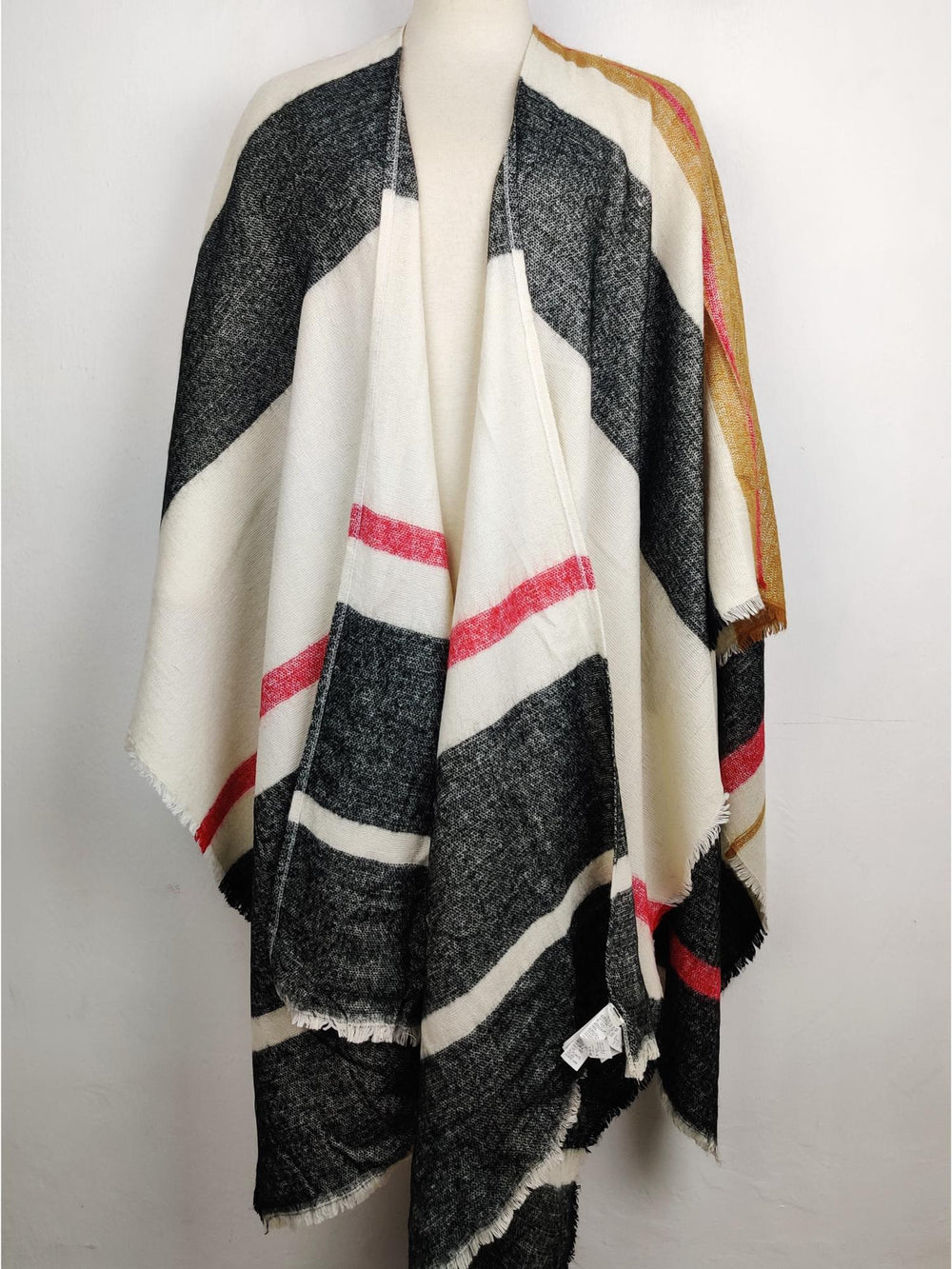 Buy online pre-used pre-loved 100% authentic & Original branded Billabong (CS-1373) available in Pakistan. Top international brands avilable.