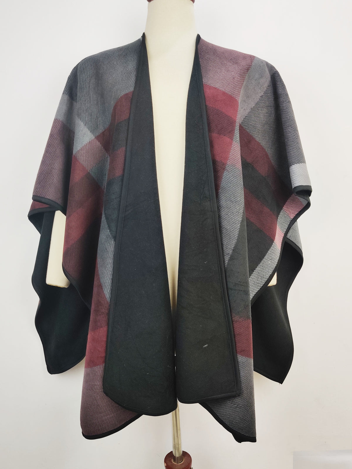 Buy online pre-used pre-loved 100% authentic & Original branded Ike Behar (CS-1666) available in Pakistan. Top international brands avilable.