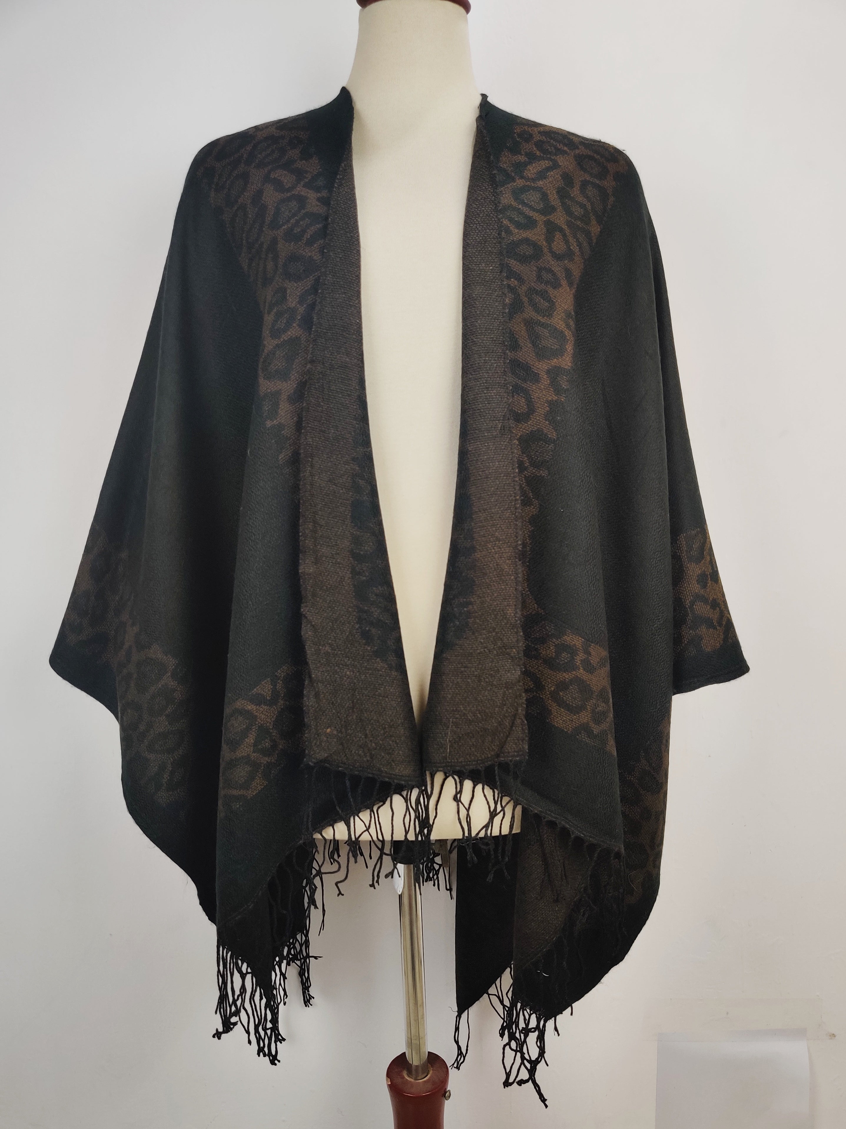Buy online pre-used pre-loved 100% authentic & Original branded Unknown Brand (CS-1674) available in Pakistan. Top international brands avilable.