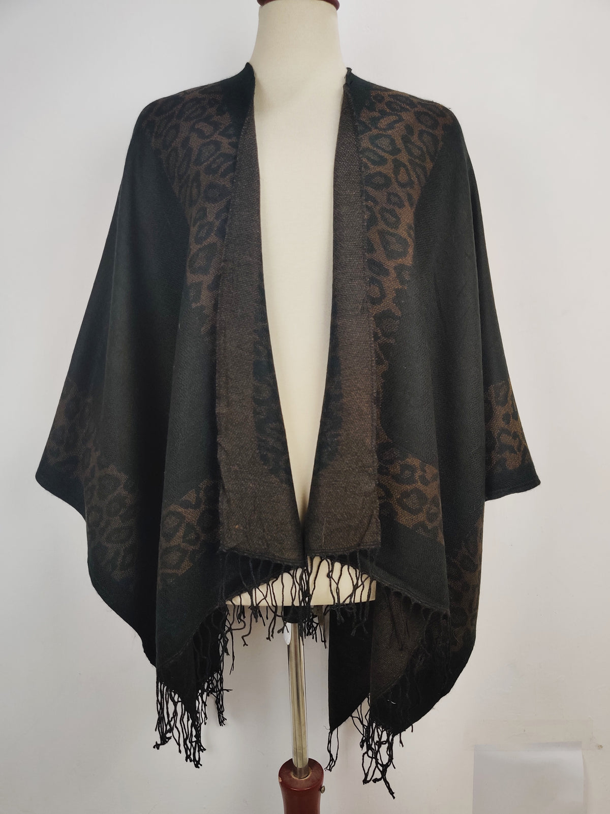 Buy online pre-used pre-loved 100% authentic & Original branded Unknown Brand (CS-1674) available in Pakistan. Top international brands avilable.