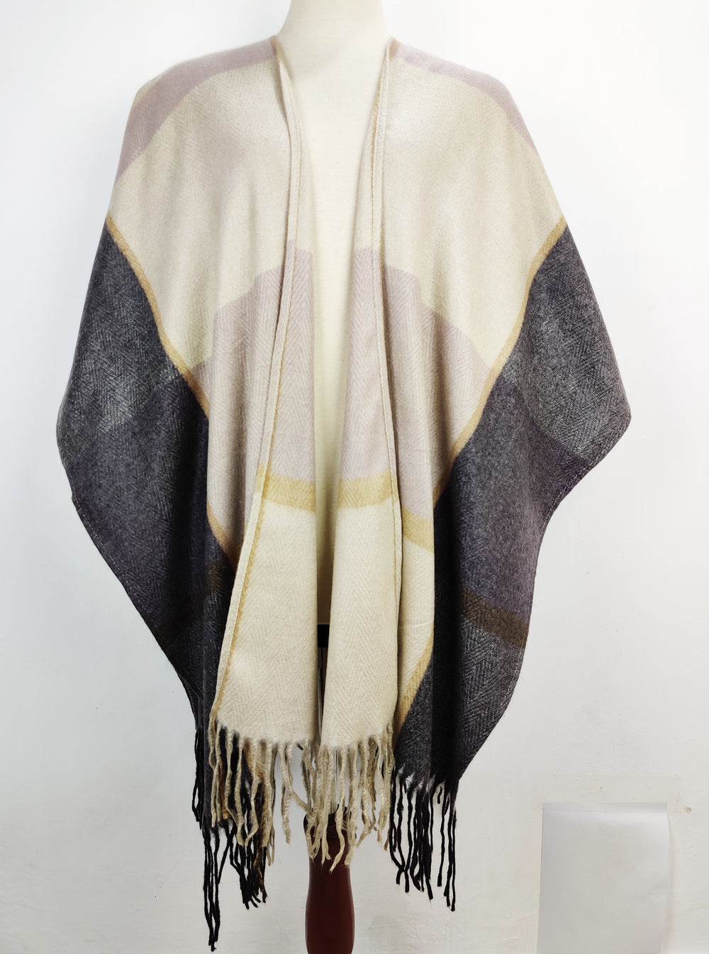 Buy online pre-used pre-loved 100% authentic & Original branded Wool Rich (CS-1686) available in Pakistan. Top international brands avilable.