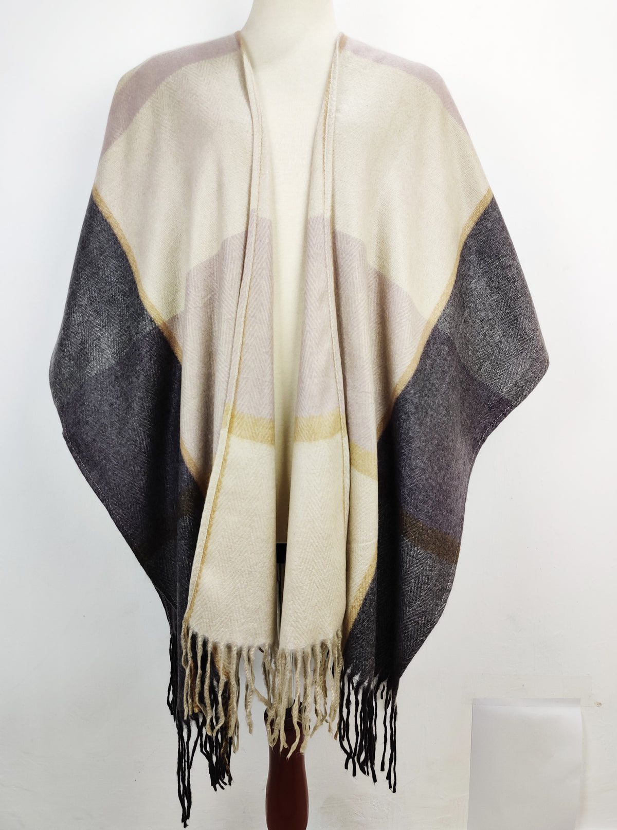 Buy online pre-used pre-loved 100% authentic & Original branded Wool Rich (CS-1686) available in Pakistan. Top international brands avilable.