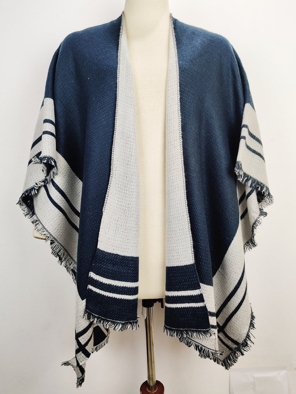 Buy online pre-used pre-loved 100% authentic & Original branded Unknown Brand (CS-1761) available in Pakistan. Top international brands avilable.