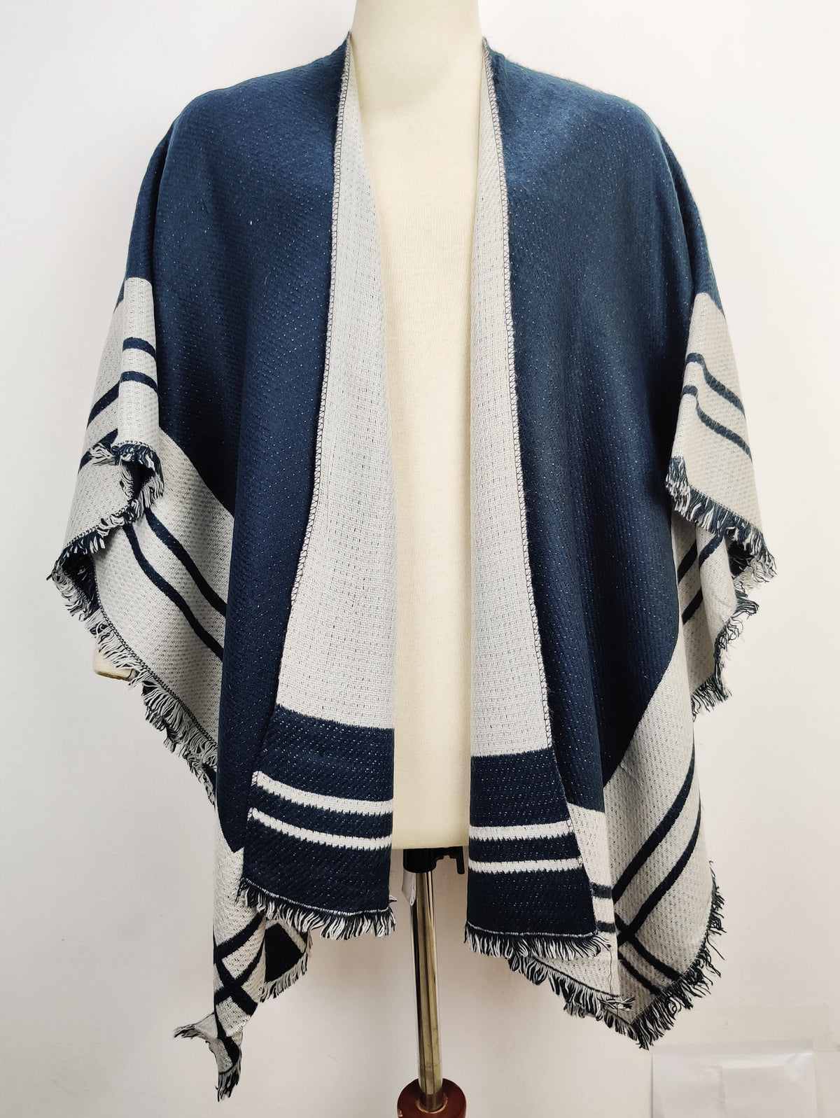 Buy online pre-used pre-loved 100% authentic & Original branded Unknown Brand (CS-1761) available in Pakistan. Top international brands avilable.