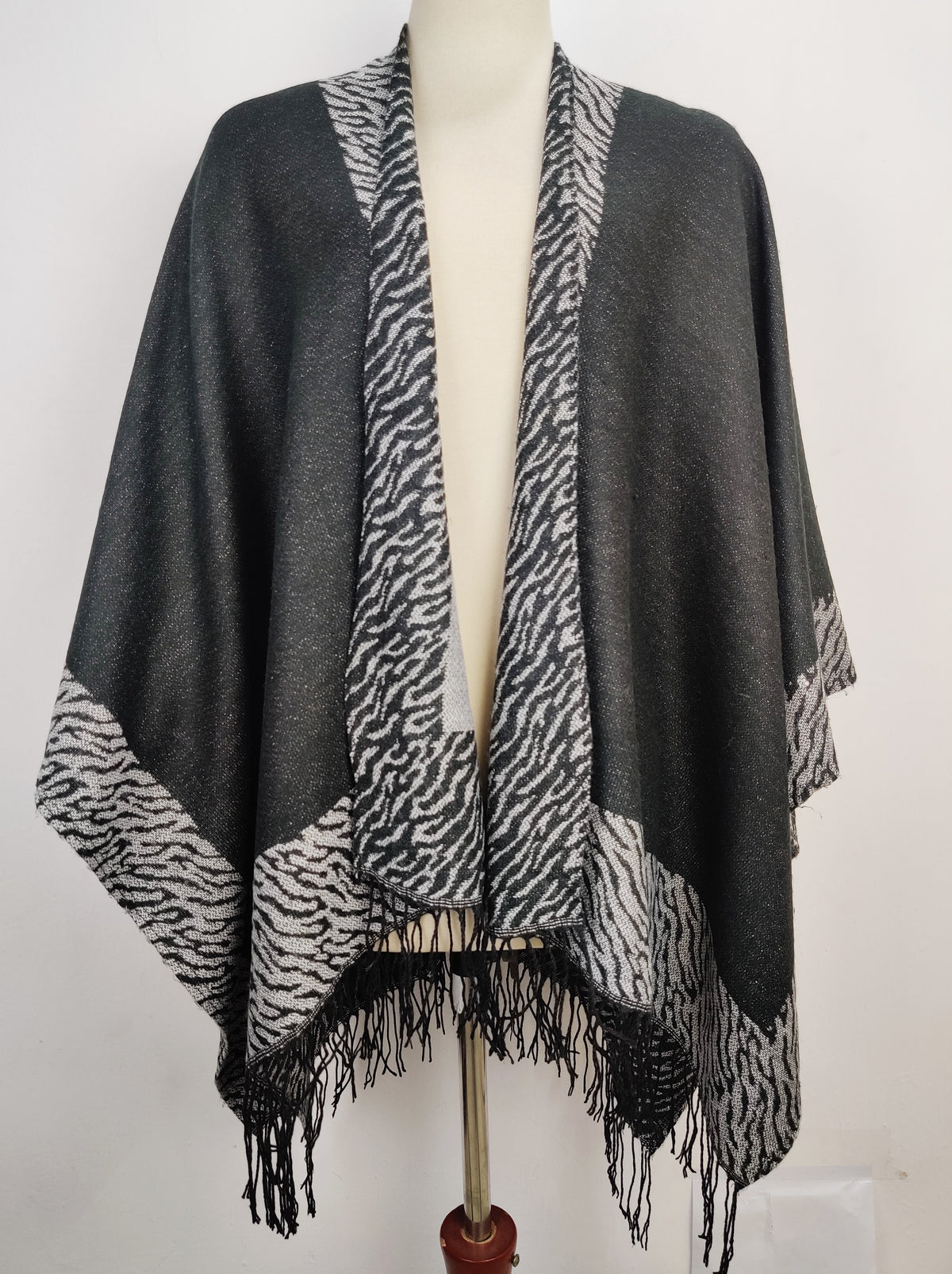 Buy online pre-used pre-loved 100% authentic & Original branded Unknown Brand (CS-1766) available in Pakistan. Top international brands avilable.