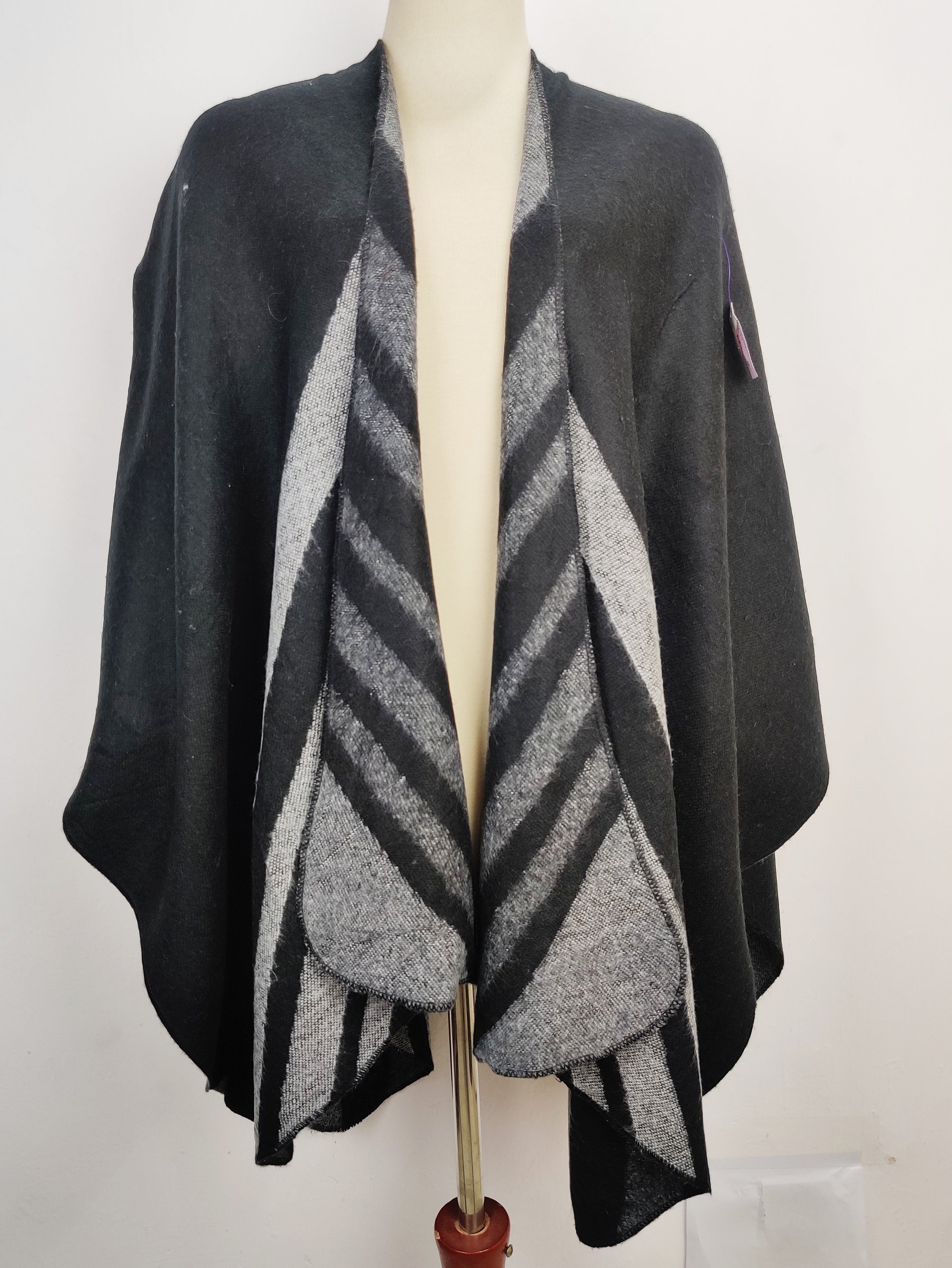Buy online pre-used pre-loved 100% authentic & Original branded Unknown Brand (CS-1769) available in Pakistan. Top international brands avilable.