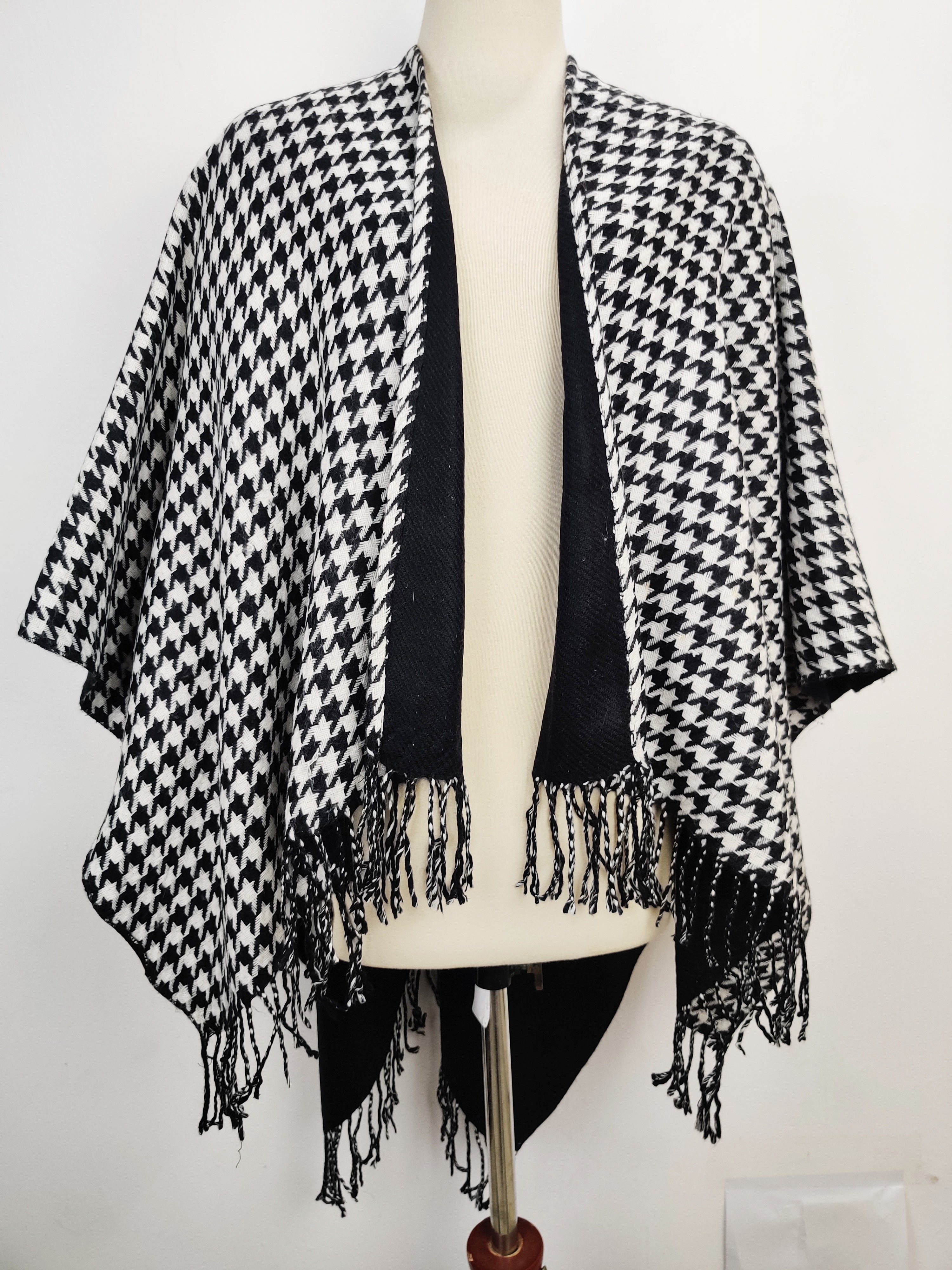 Buy online pre-used pre-loved 100% authentic & Original branded Style 101 (CS-1772) available in Pakistan. Top international brands avilable.