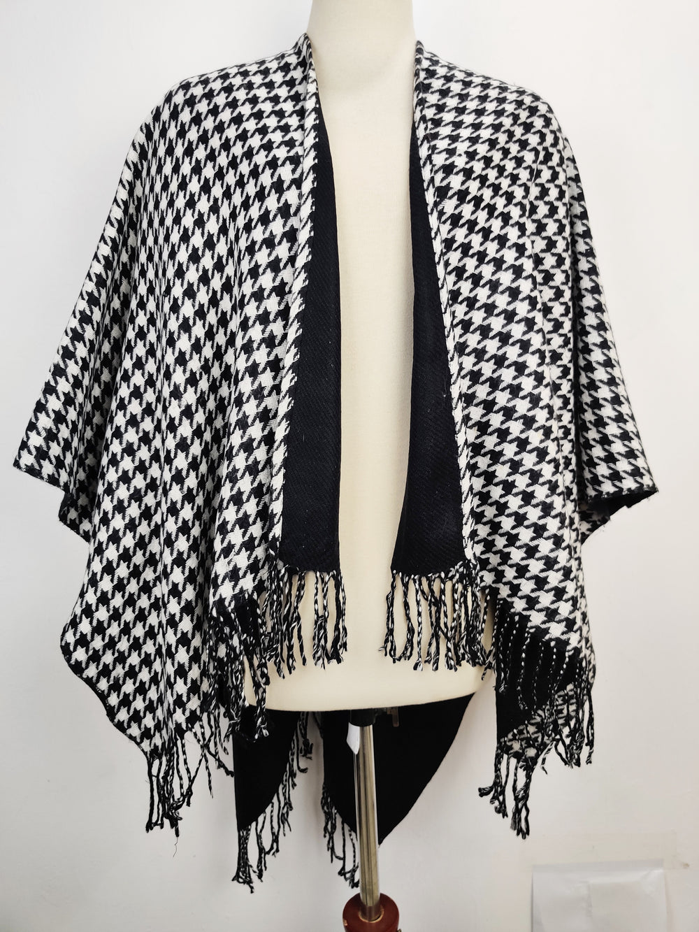 Buy online pre-used pre-loved 100% authentic & Original branded Style 101 (CS-1772) available in Pakistan. Top international brands avilable.