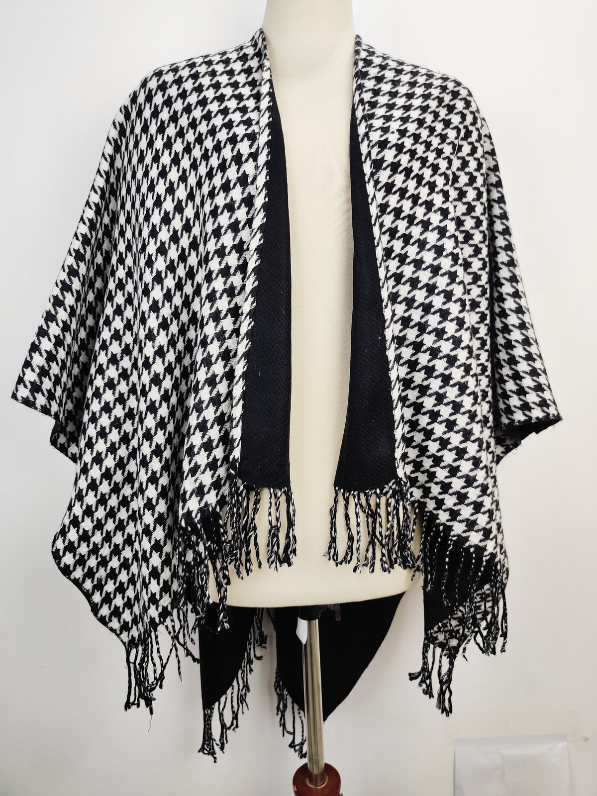 Buy online pre-used pre-loved 100% authentic & Original branded Style 101 (CS-1772) available in Pakistan. Top international brands avilable.