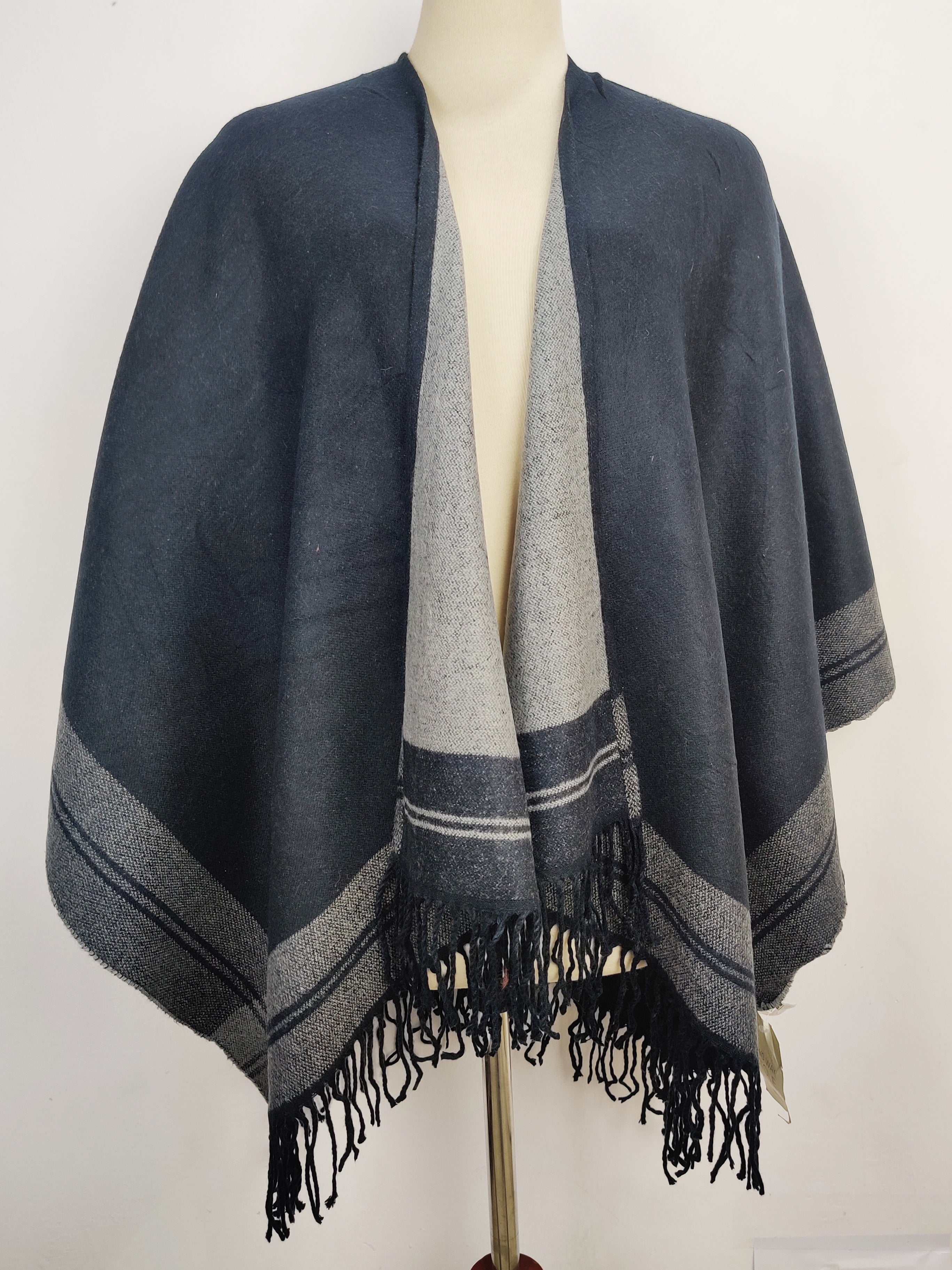Buy online pre-used pre-loved 100% authentic & Original branded Two Way Stole (CS-1784) available in Pakistan. Top international brands avilable.