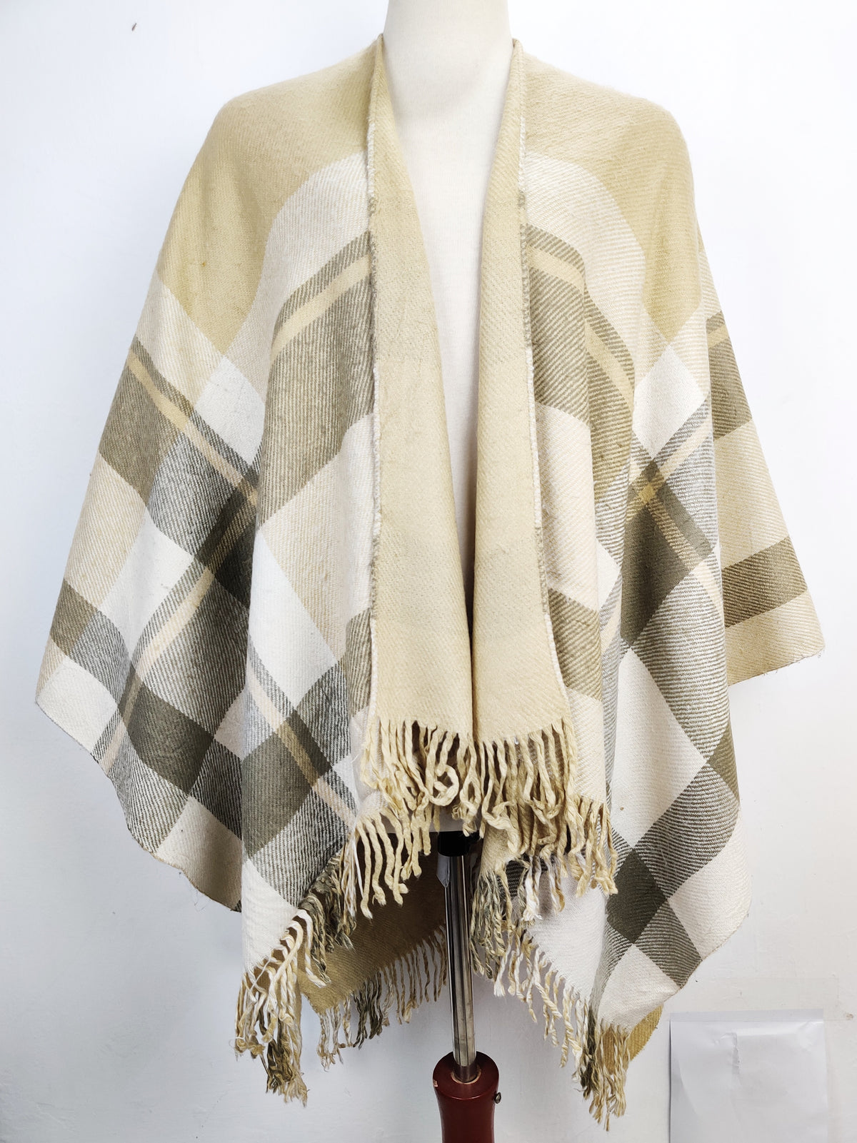 Buy online pre-used pre-loved 100% authentic & Original branded James Pringle Weavers (CS-1839) available in Pakistan. Top international brands avilable.