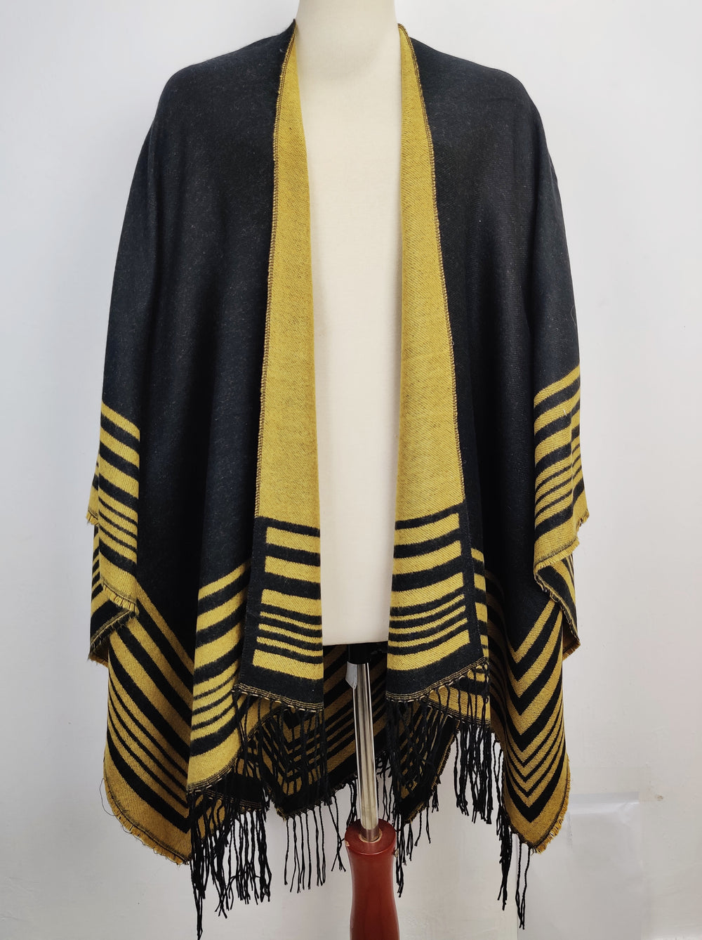 Buy online pre-used pre-loved 100% authentic & Original branded Unknown Brand (CS-1875) available in Pakistan. Top international brands avilable.