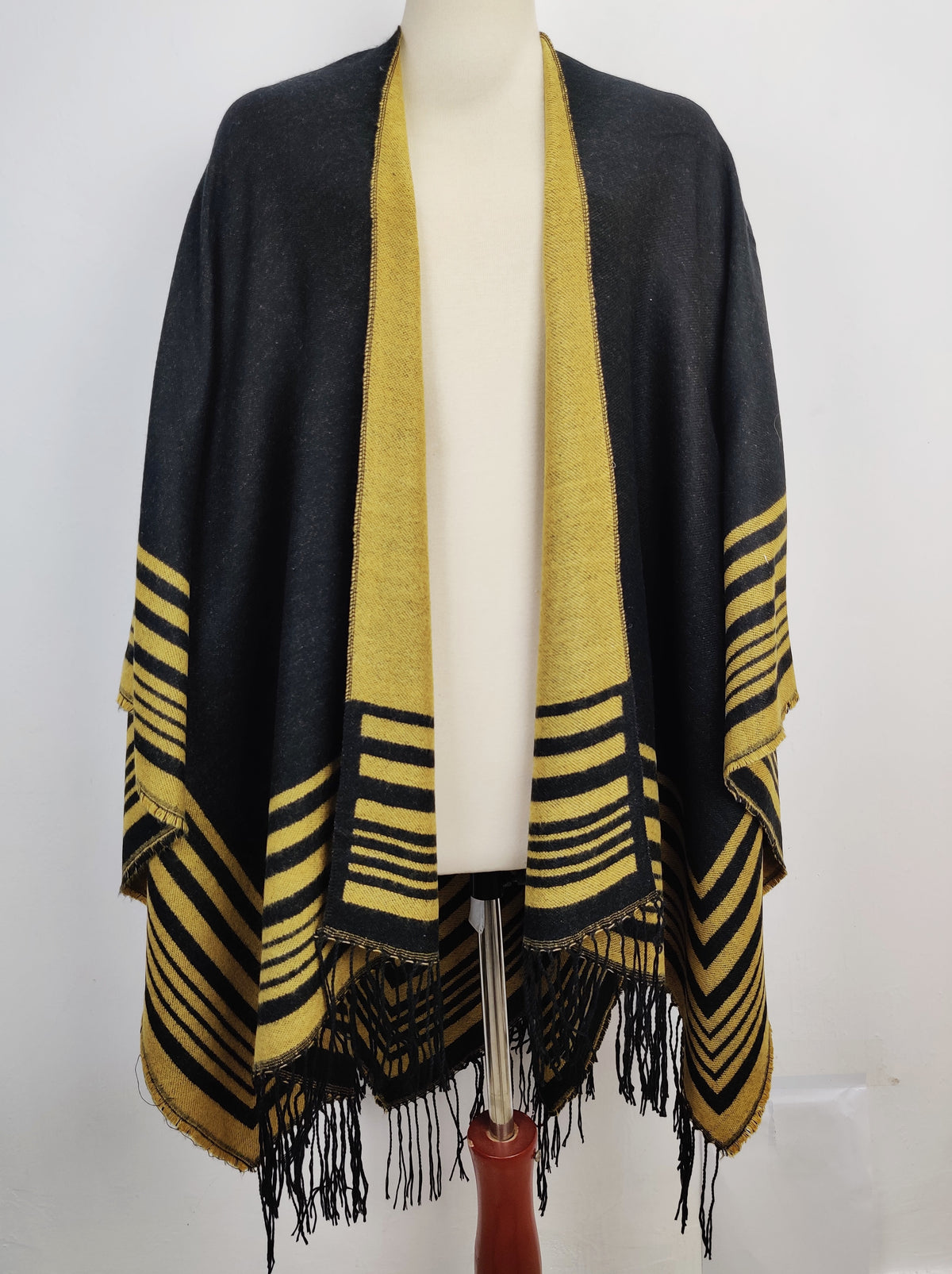 Buy online pre-used pre-loved 100% authentic & Original branded Unknown Brand (CS-1875) available in Pakistan. Top international brands avilable.