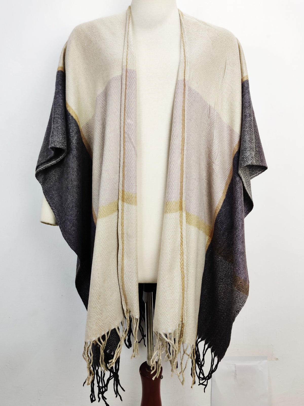 Buy online pre-used pre-loved 100% authentic & Original branded Wool Rich (CS-1892) available in Pakistan. Top international brands avilable.