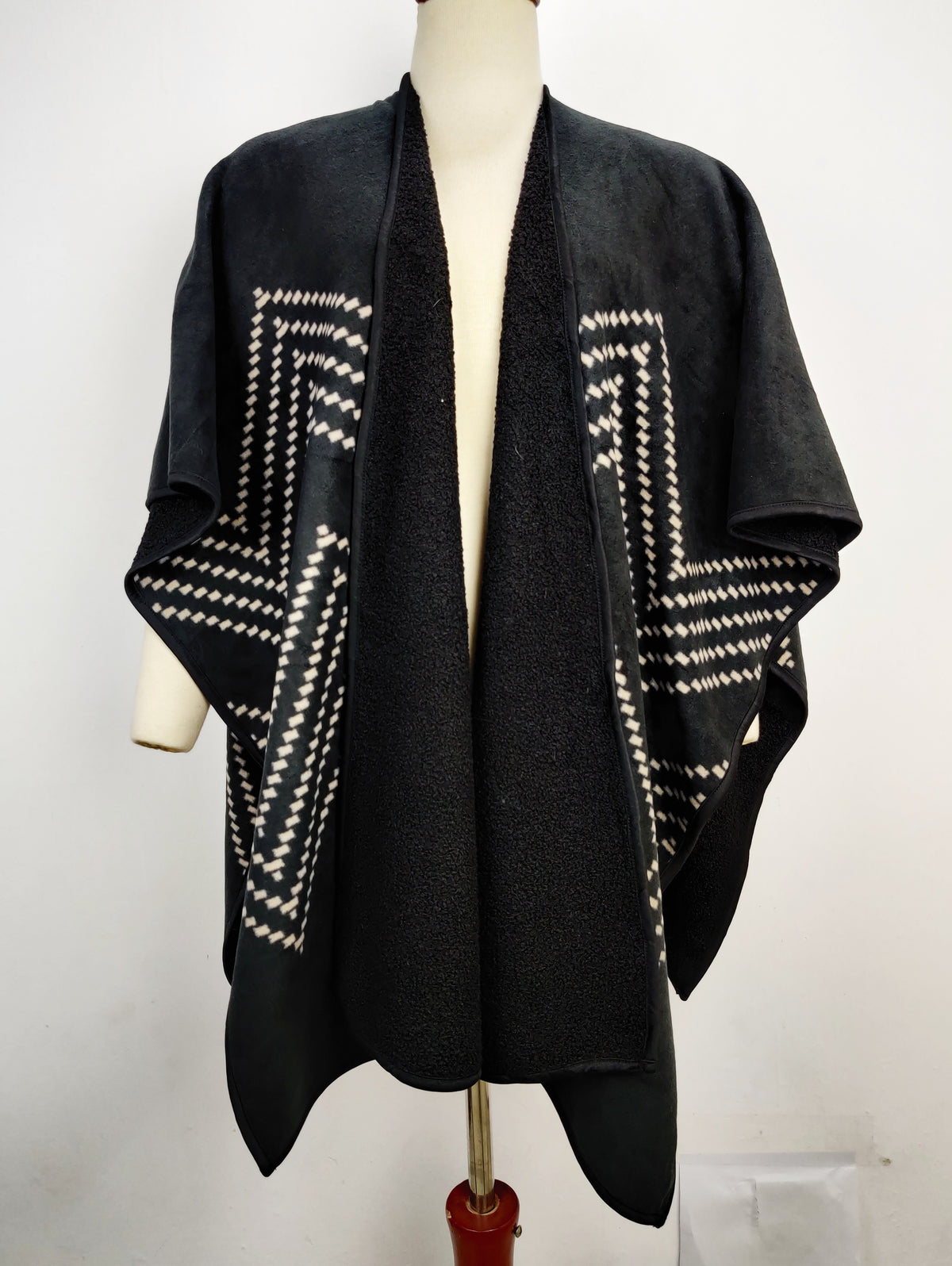Buy online pre-used pre-loved 100% authentic & Original branded Ike Behar (CS-1906) available in Pakistan. Top international brands avilable.