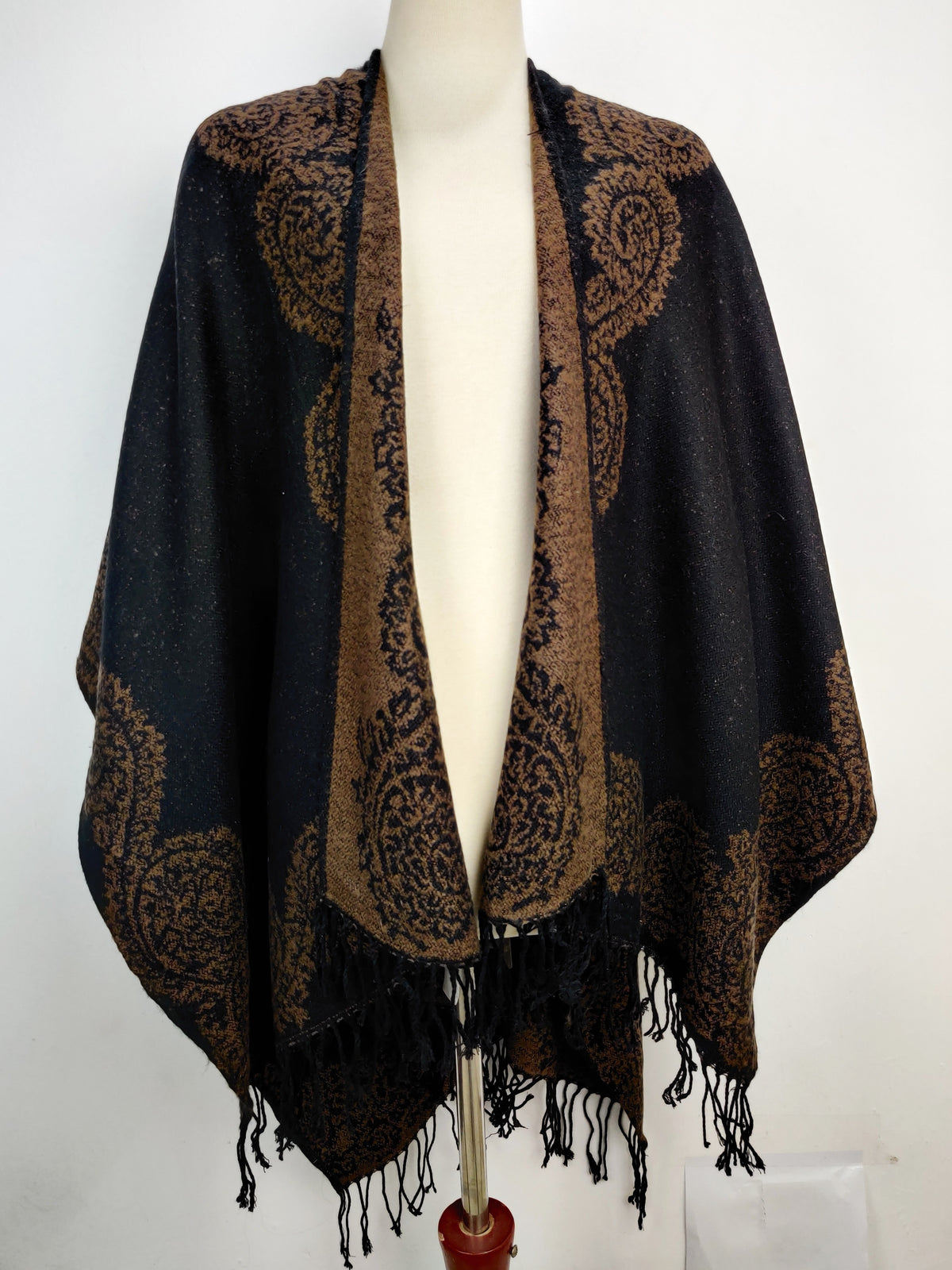 Buy online pre-used pre-loved 100% authentic & Original branded Unknown Brand (CS-1928) available in Pakistan. Top international brands avilable.