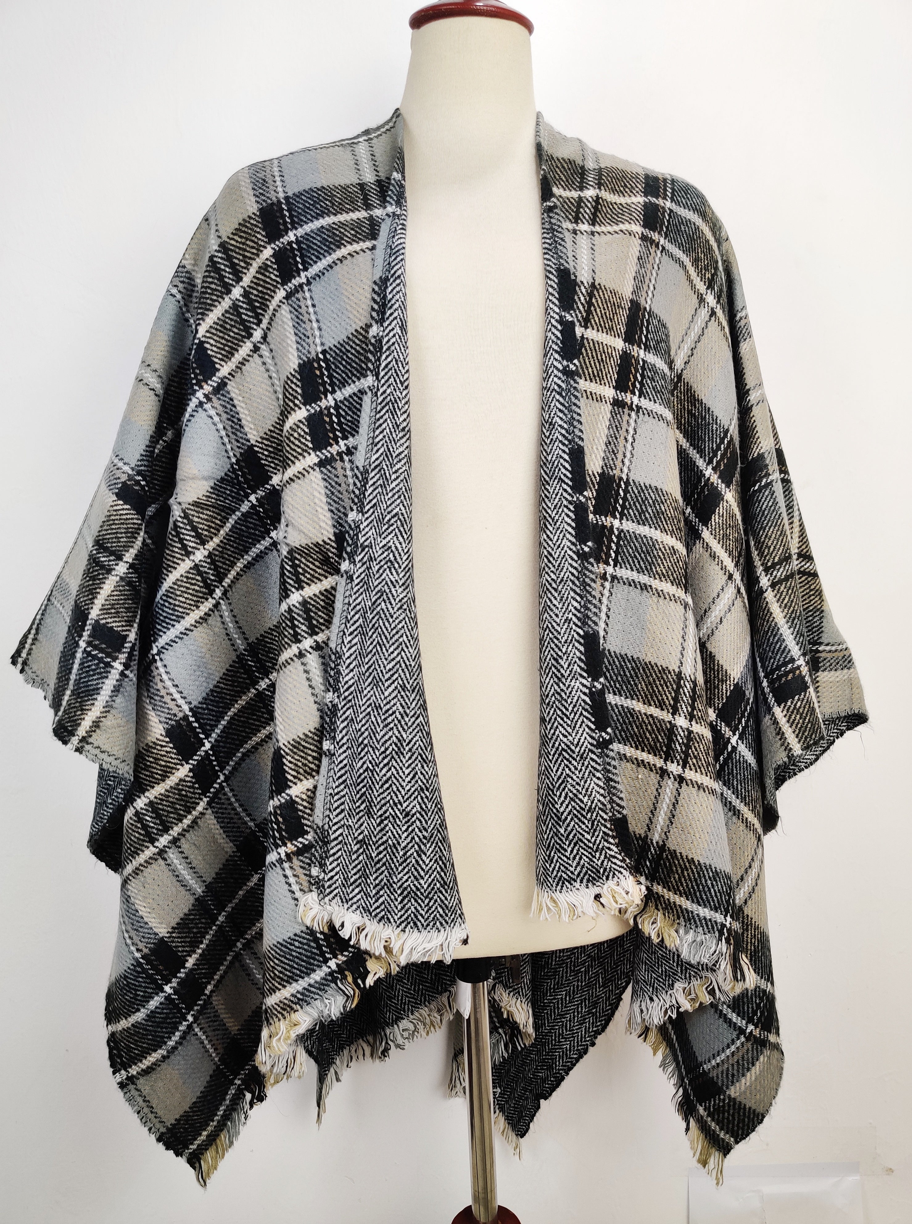 Buy online pre-used pre-loved 100% authentic & Original branded Unknown Brand (CS-1956) available in Pakistan. Top international brands avilable.