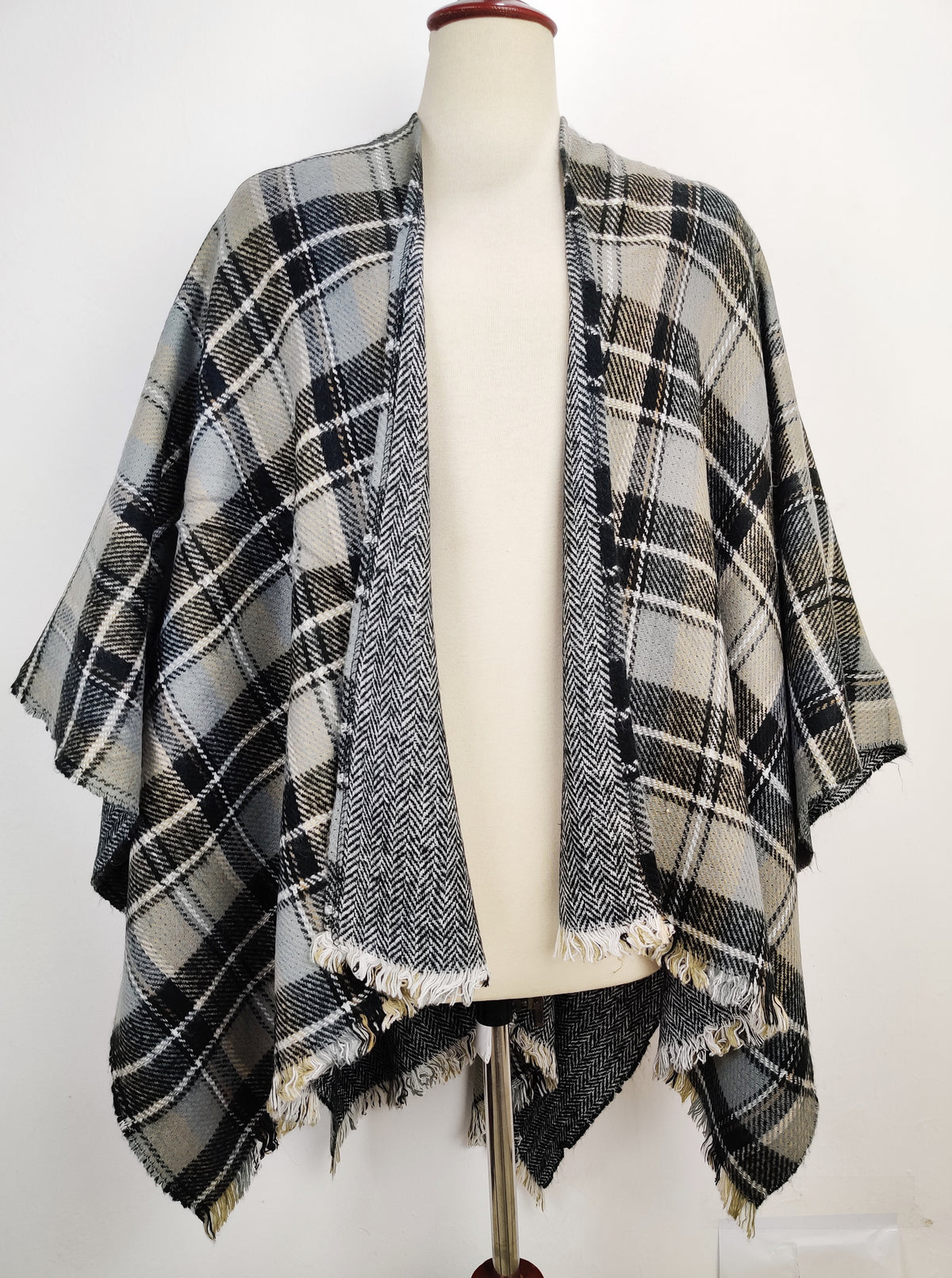 Buy online pre-used pre-loved 100% authentic & Original branded Unknown Brand (CS-1956) available in Pakistan. Top international brands avilable.