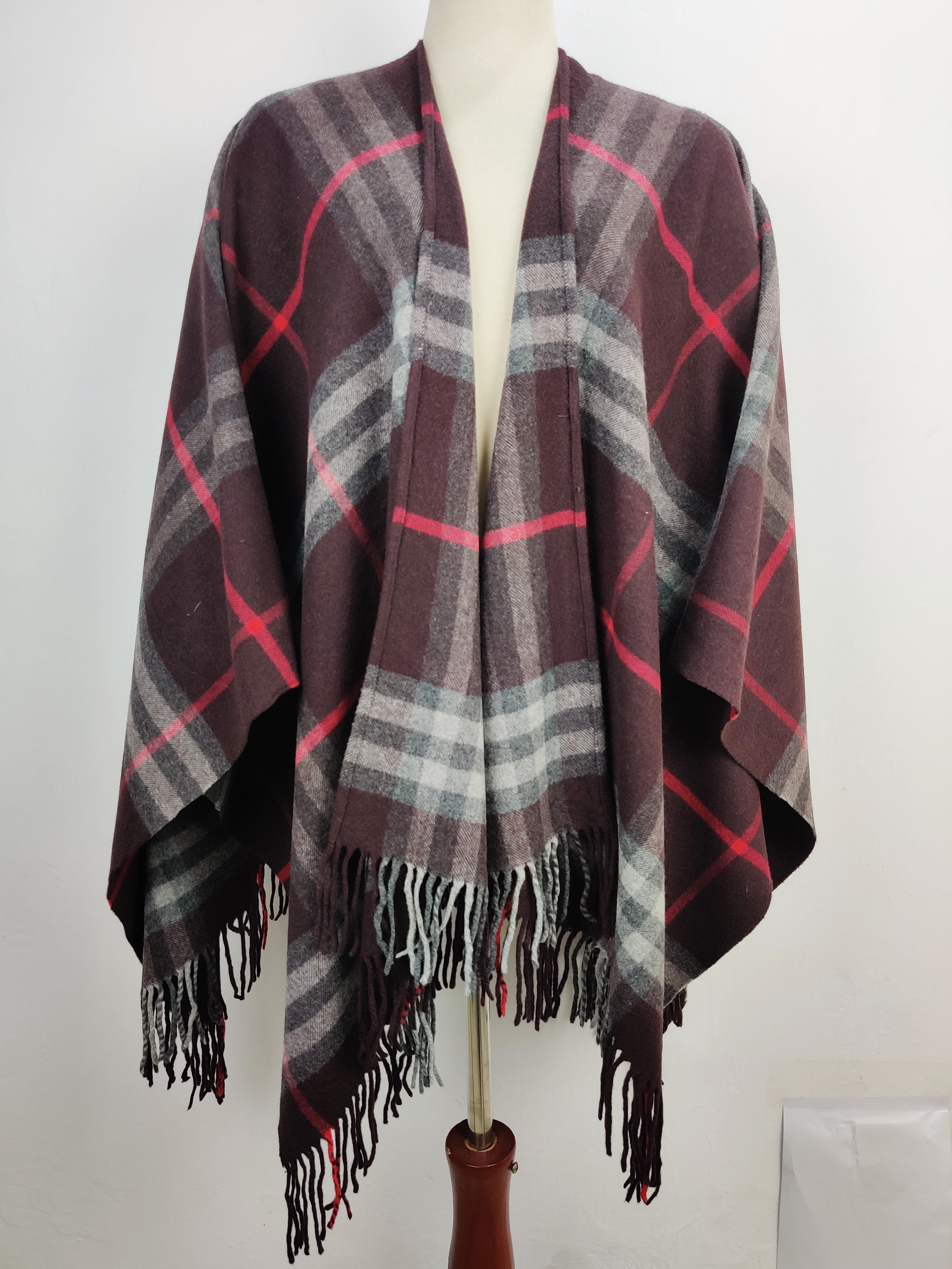 Buy online pre-used pre-loved 100% authentic & Original branded Burberry (CS-2015) available in Pakistan. Top international brands avilable.