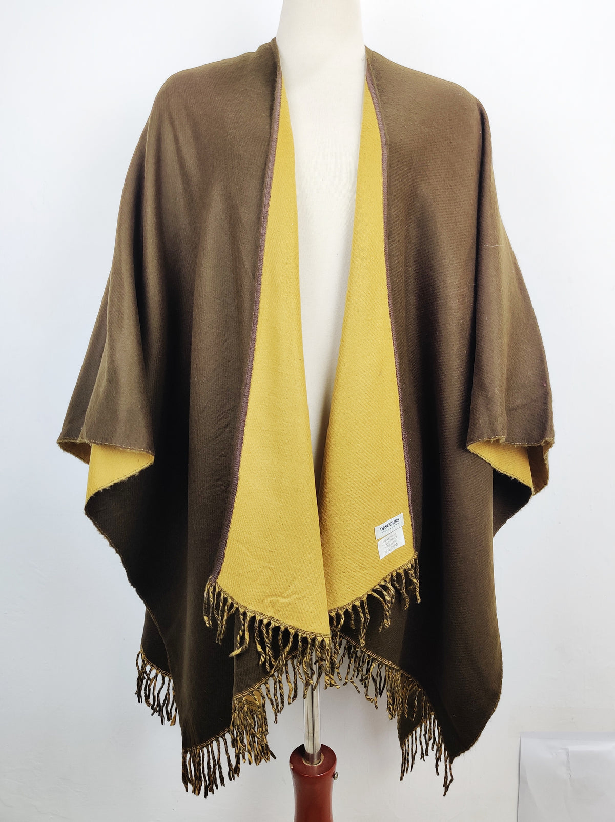 Buy online pre-used pre-loved 100% authentic & Original branded Descours (CS-2084) available in Pakistan. Top international brands avilable.