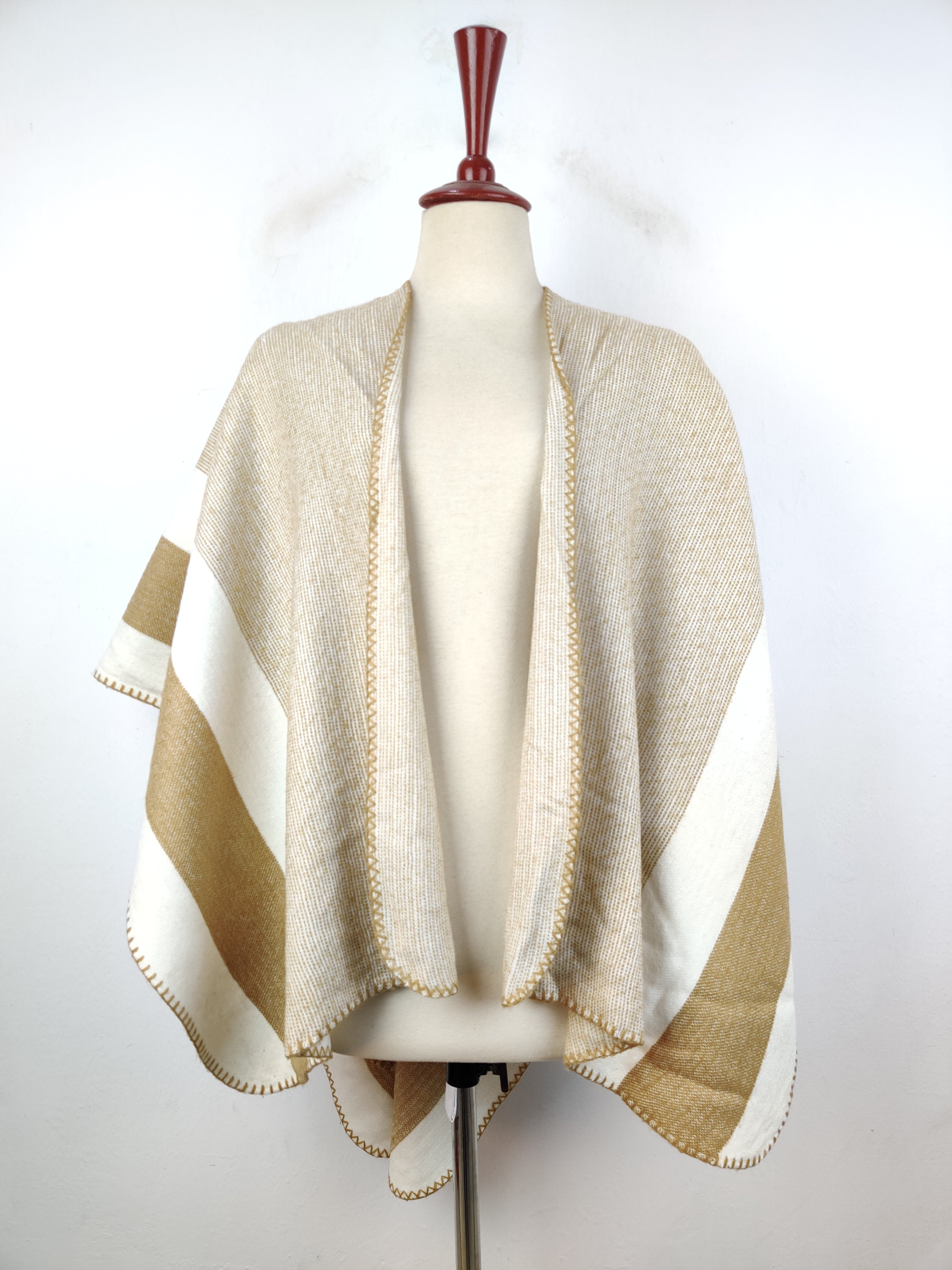 Buy online pre-used pre-loved 100% authentic & Original branded Woven Heart (CS-2088) available in Pakistan. Top international brands avilable.