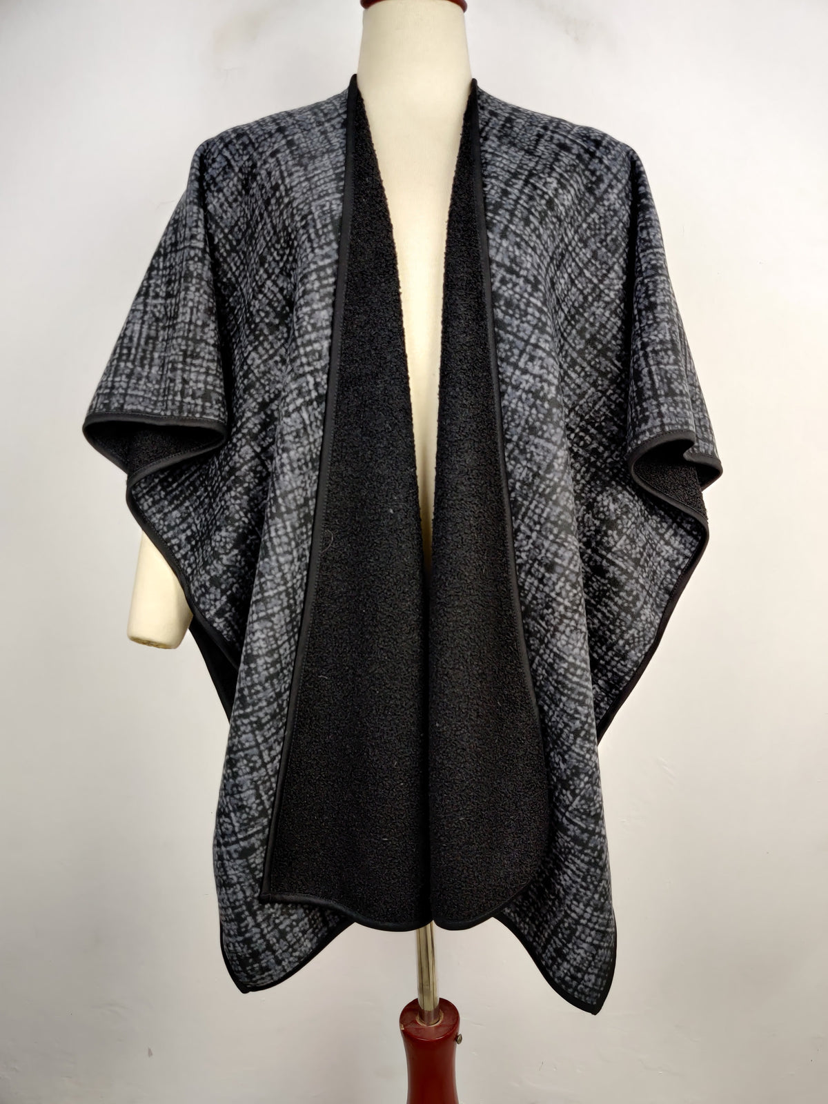 Buy online pre-used pre-loved 100% authentic & Original branded Ike Behar (CS-2094) available in Pakistan. Top international brands avilable.