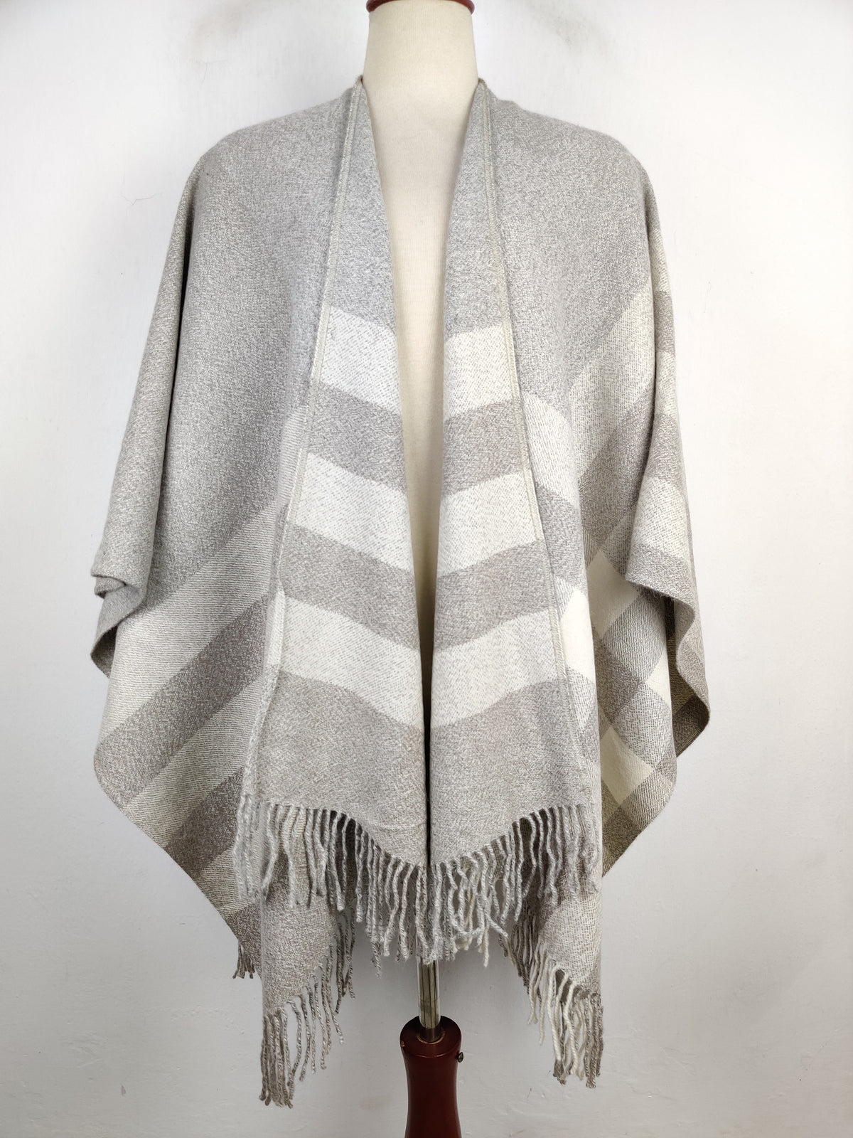 Buy online pre-used pre-loved 100% authentic & Original branded Eileen Fisher (CS-2109) available in Pakistan. Top international brands avilable.