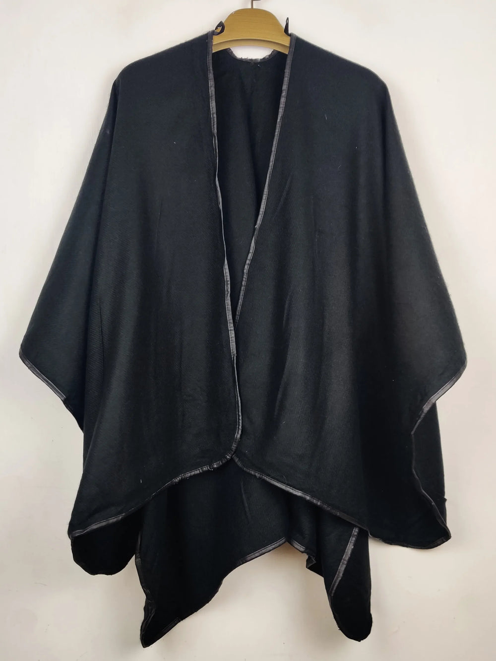Buy online pre-used pre-loved 100% authentic & Original branded Laina Torelli (CS-4806) available in Pakistan. Top international brands avilable.