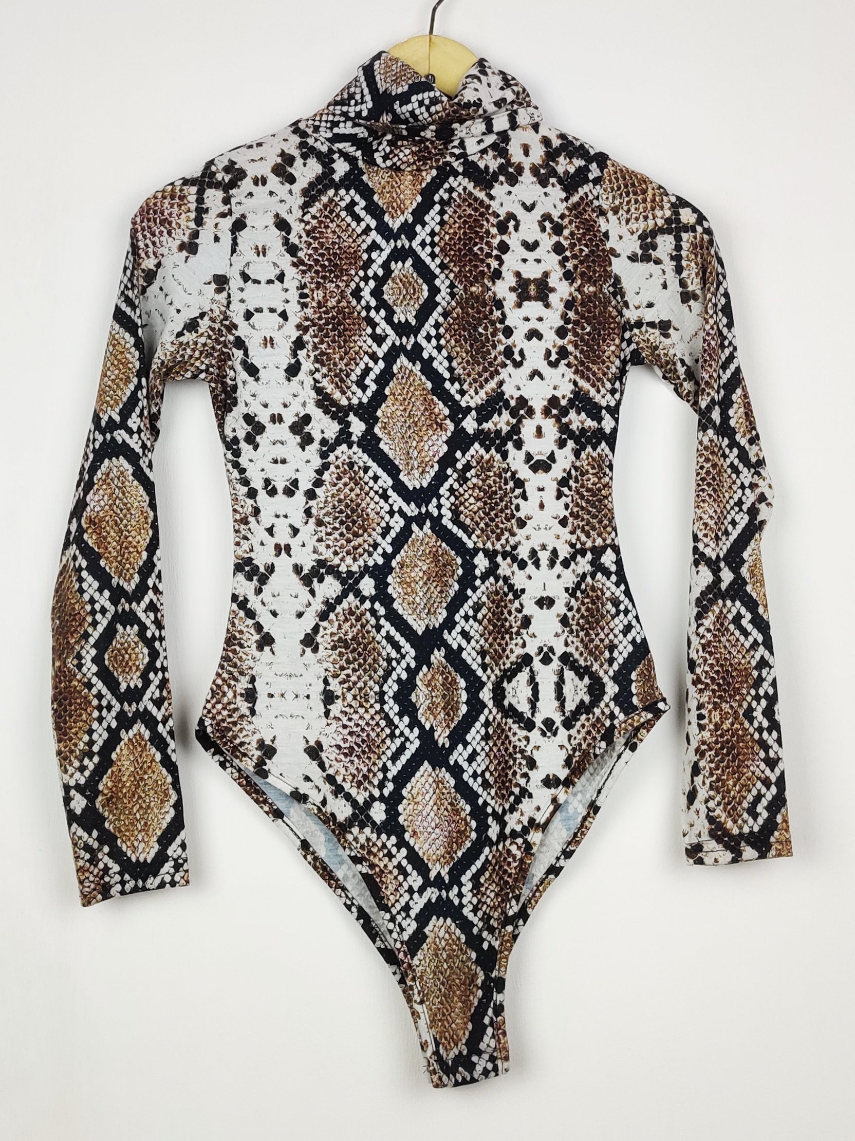 Buy online pre-used pre-loved 100% authentic & Original branded Prettylittlething (CT-4858) available in Pakistan. Top international brands avilable.