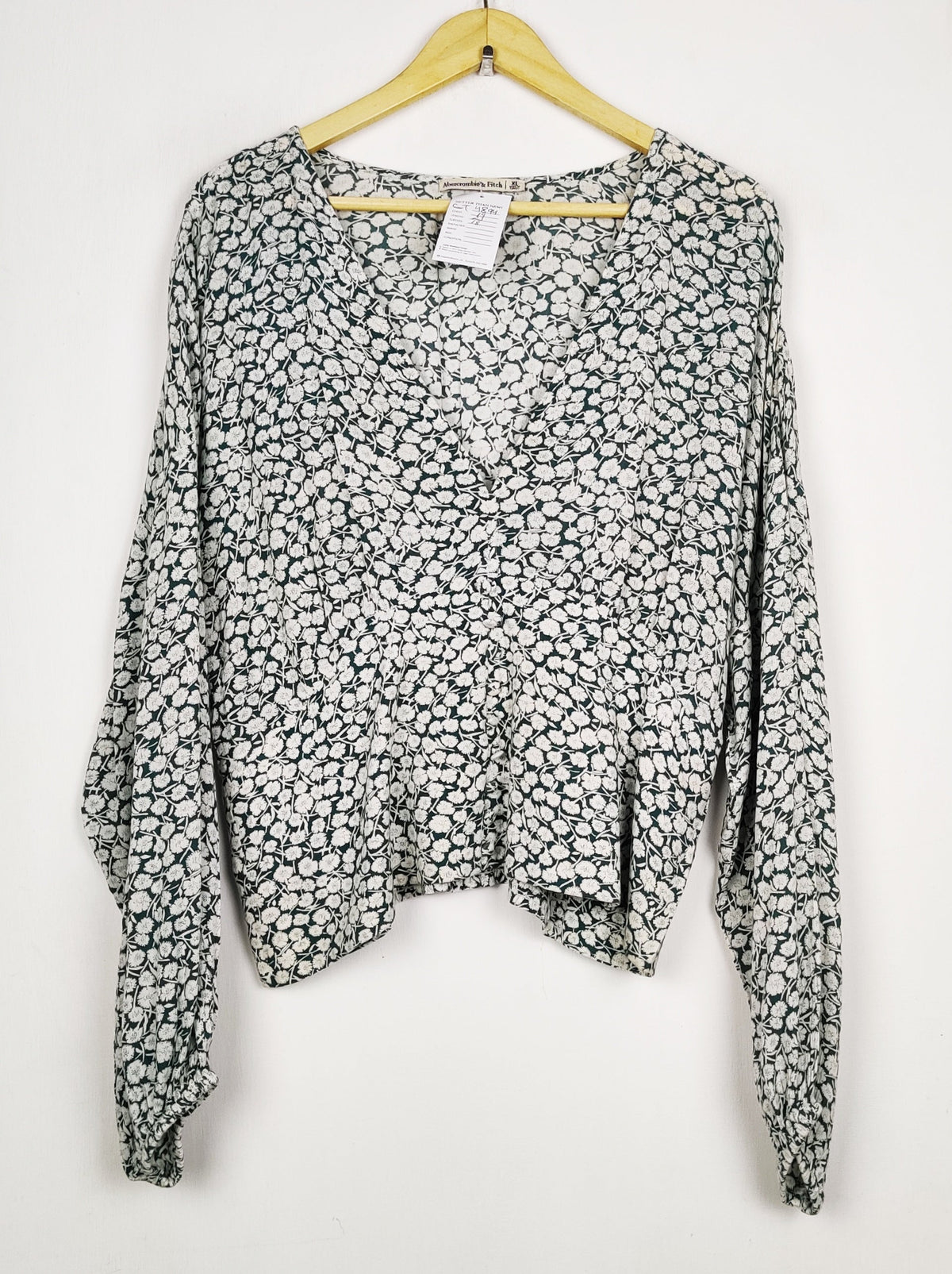 Buy online pre-used pre-loved 100% authentic & Original branded Abercrombie & Fitch (CT-4894) available in Pakistan. Top international brands avilable.