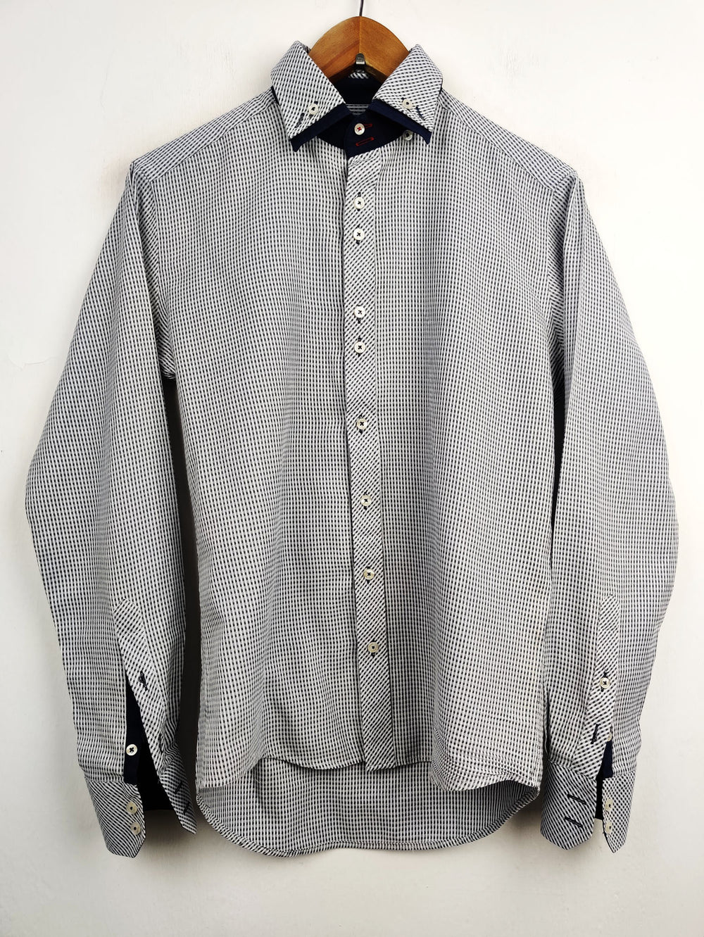 Buy online pre-used pre-loved 100% authentic & Original branded Guide London (DS-612) available in Pakistan. Top international brands avilable.