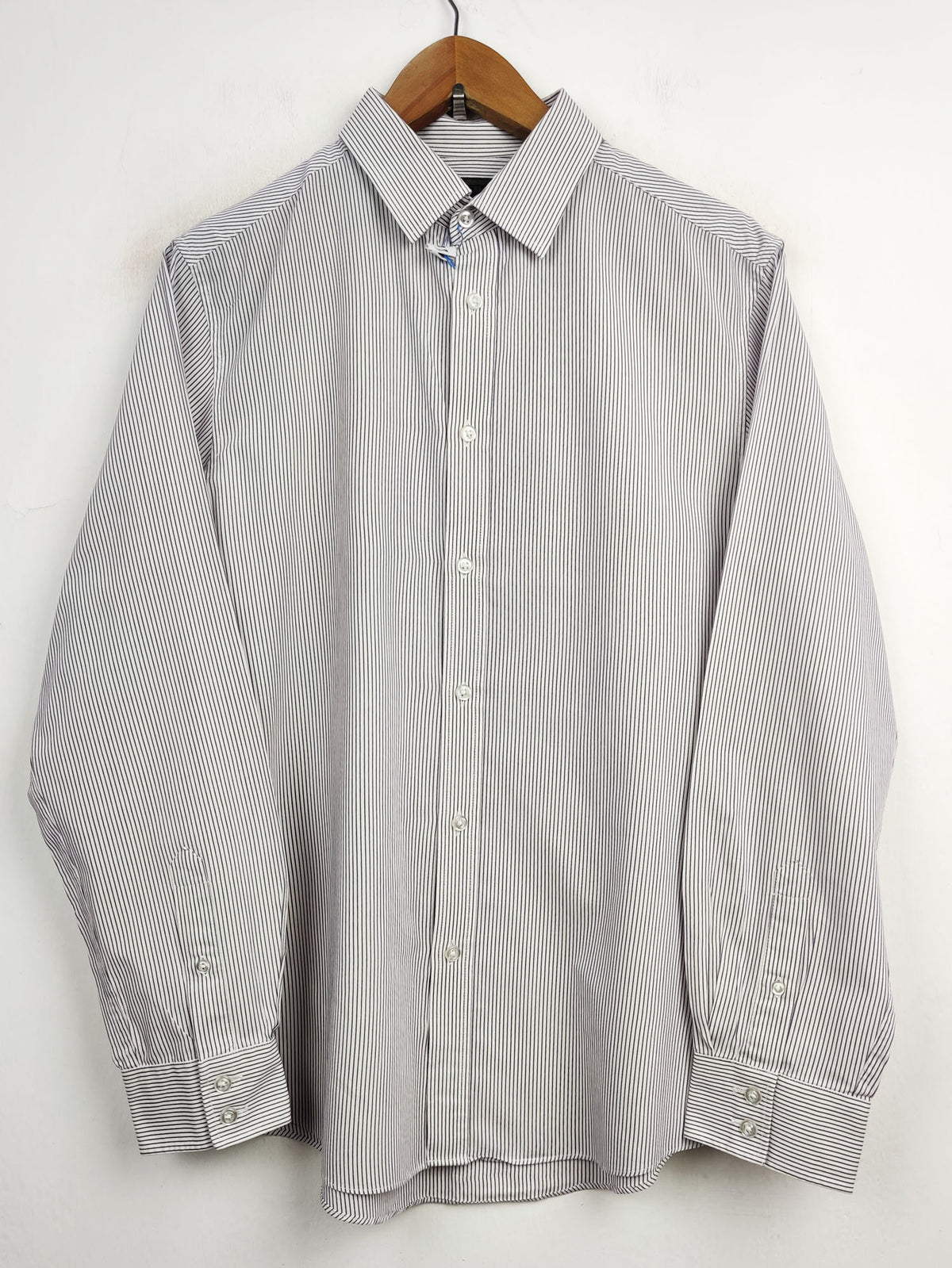 Buy online pre-used pre-loved 100% authentic & Original branded Burton (DS-738) available in Pakistan. Top international brands avilable.