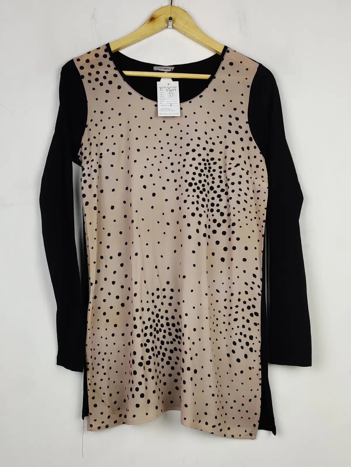 Buy online pre-used pre-loved 100% authentic & Original branded Fiorellarubino (FS-2399) available in Pakistan. Top international brands avilable.
