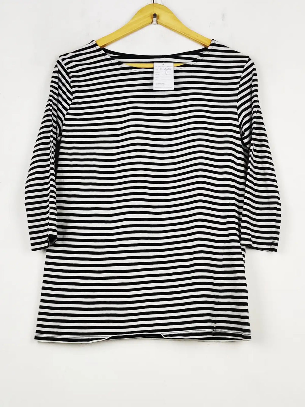 Buy online pre-used pre-loved 100% authentic & Original branded Unknown Brand (FS-2535) available in Pakistan. Top international brands avilable.