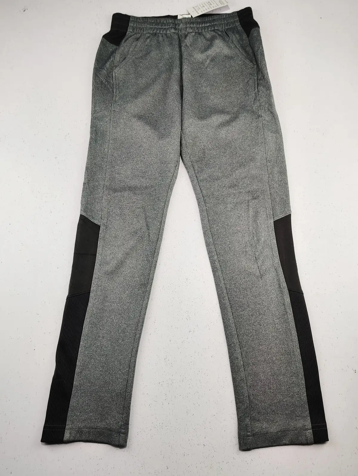 Buy online pre-used pre-loved 100% authentic & Original branded Unknown Brand (GB-1118) available in Pakistan. Top international brands avilable.