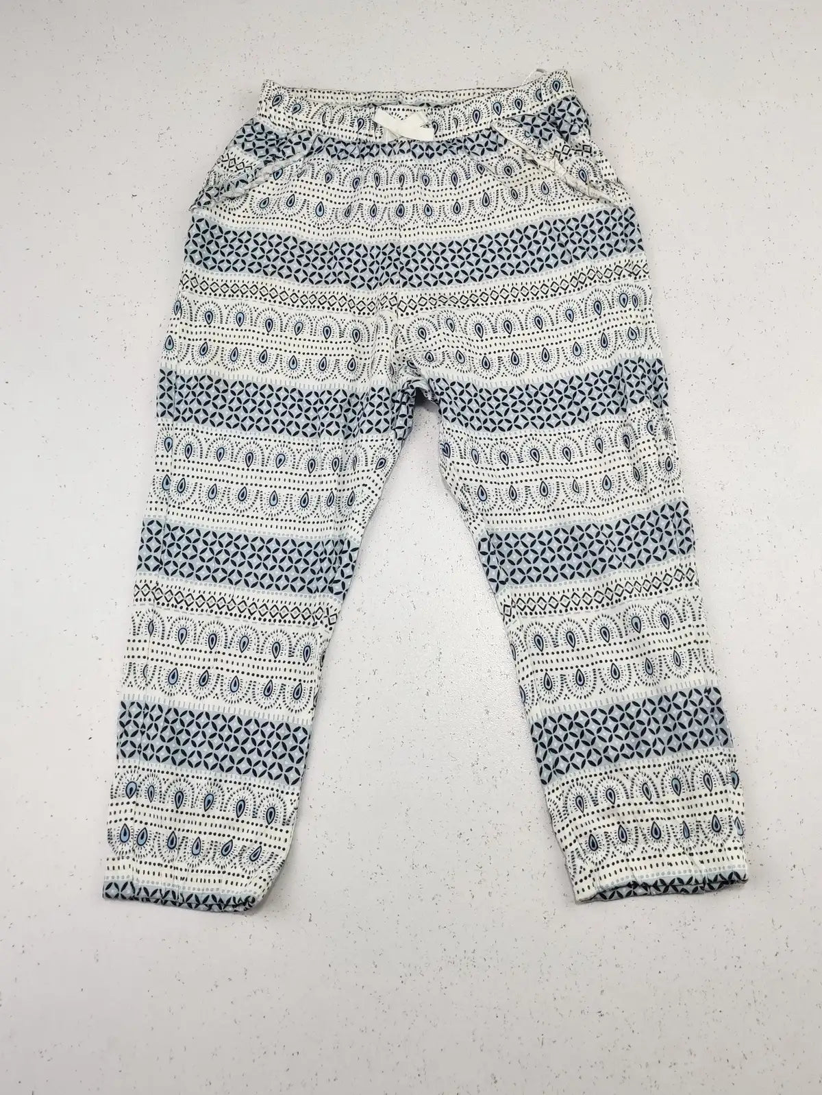 Buy online pre-used pre-loved 100% authentic & Original branded Unknown Brand (GB-1253) available in Pakistan. Top international brands avilable.