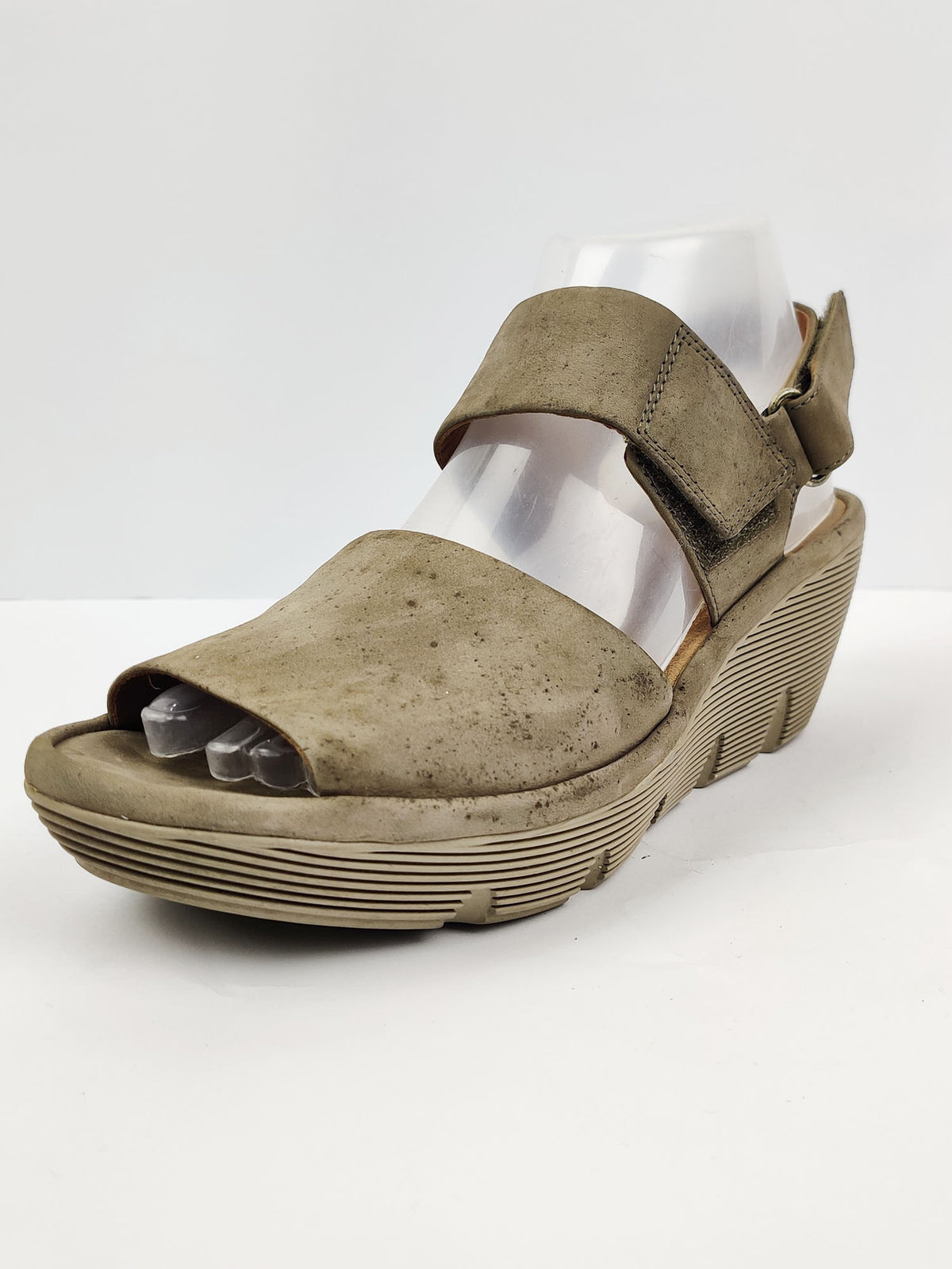 Buy online pre-used pre-loved 100% authentic & Original branded Clarks (H-119) available in Pakistan. Top international brands avilable.