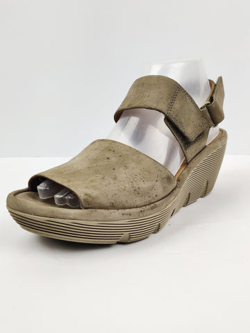 Buy online pre-used pre-loved 100% authentic & Original branded Clarks (H-119) available in Pakistan. Top international brands avilable.